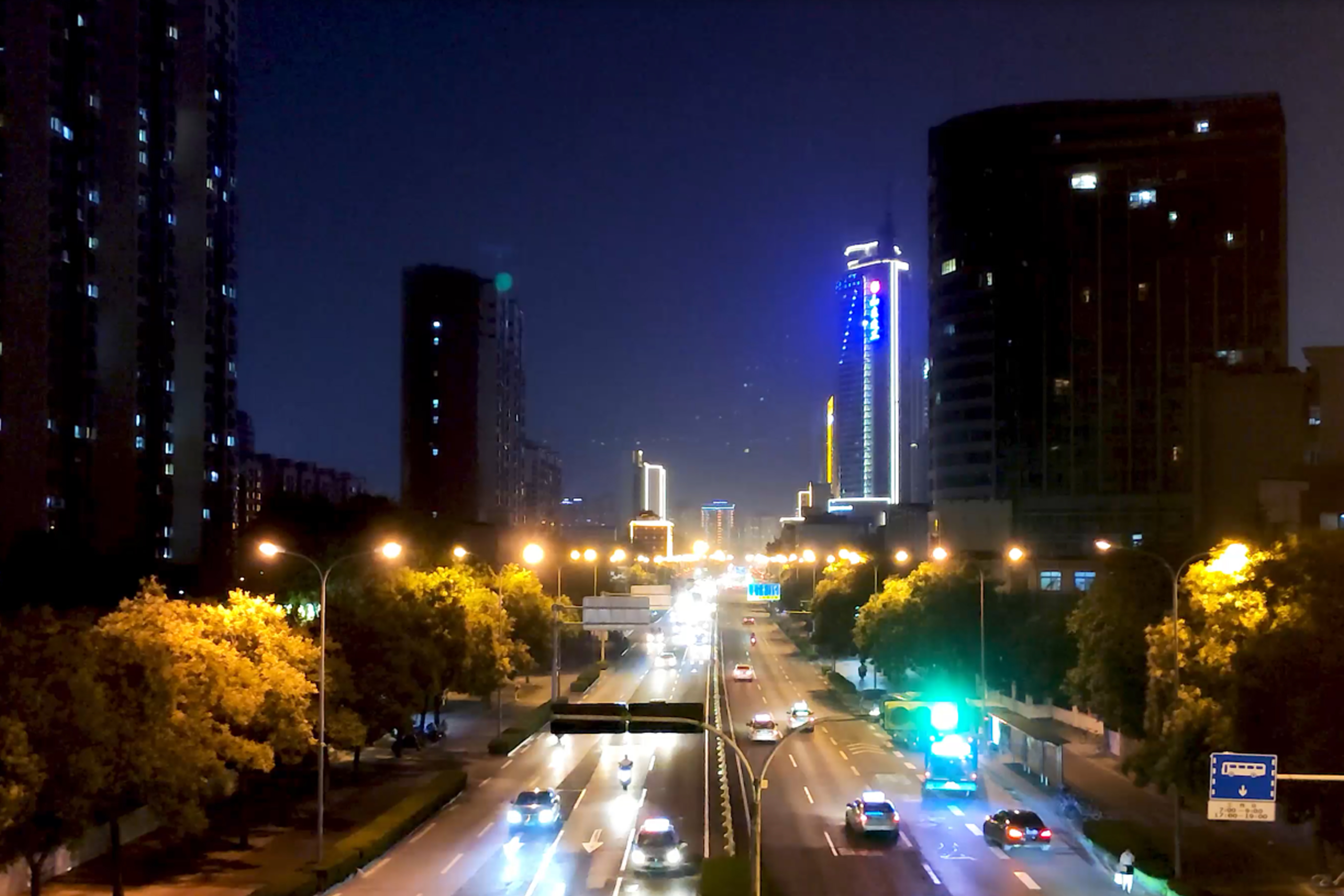 1080P城市夜景车流延时摄影实拍视频视频的预览图