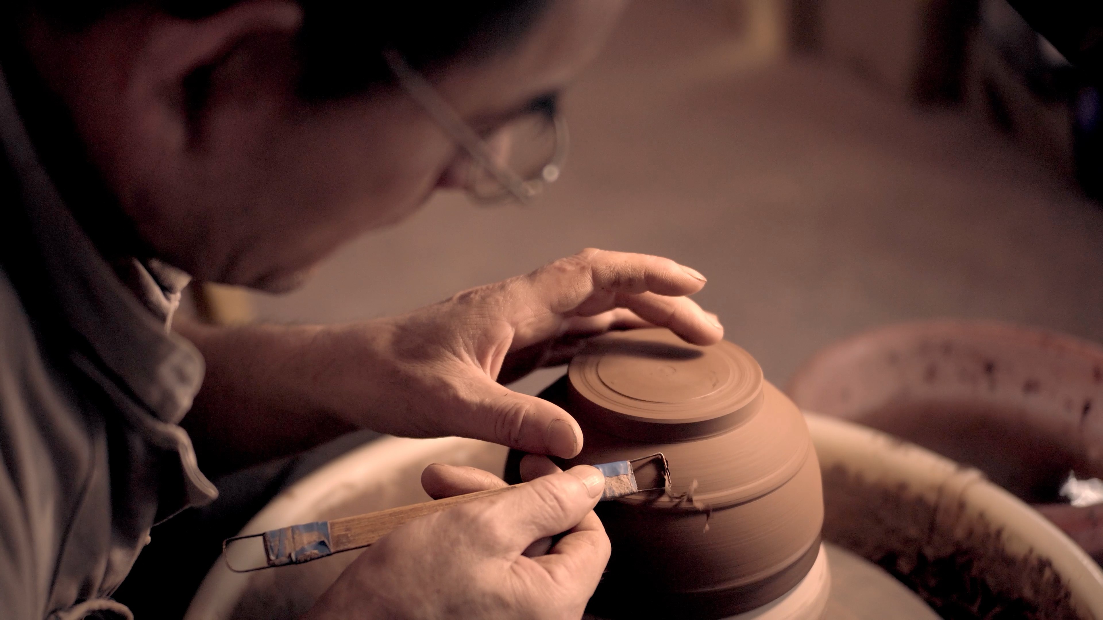 4K实拍做陶瓷的老艺人加工视频素材视频的预览图