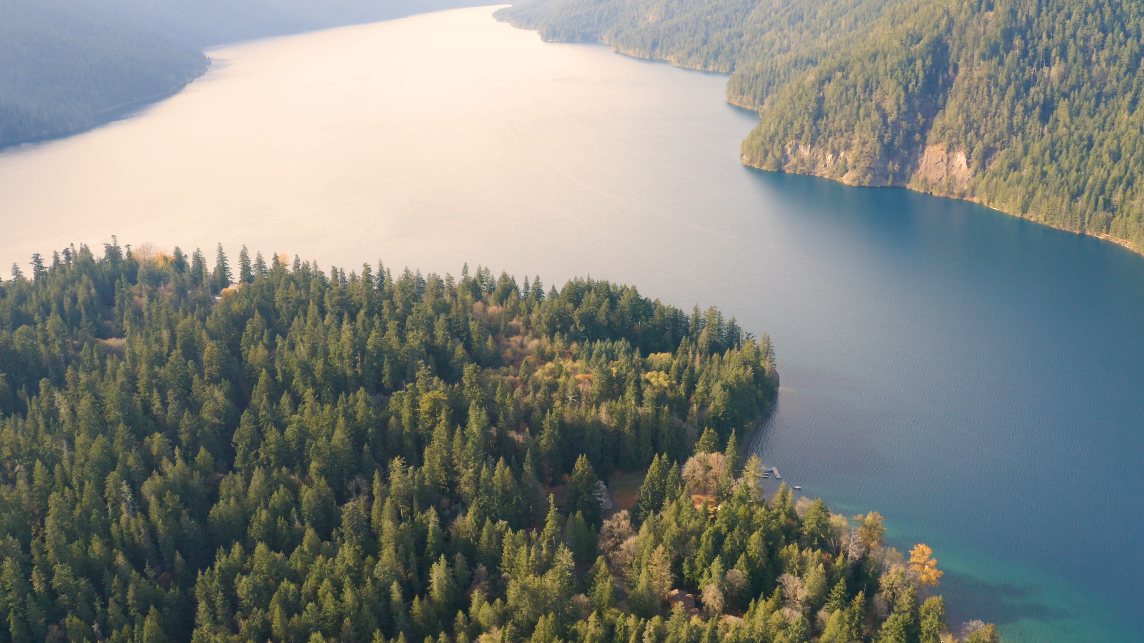 4K航拍美丽的森林与清澈的湖泊远景视频的预览图