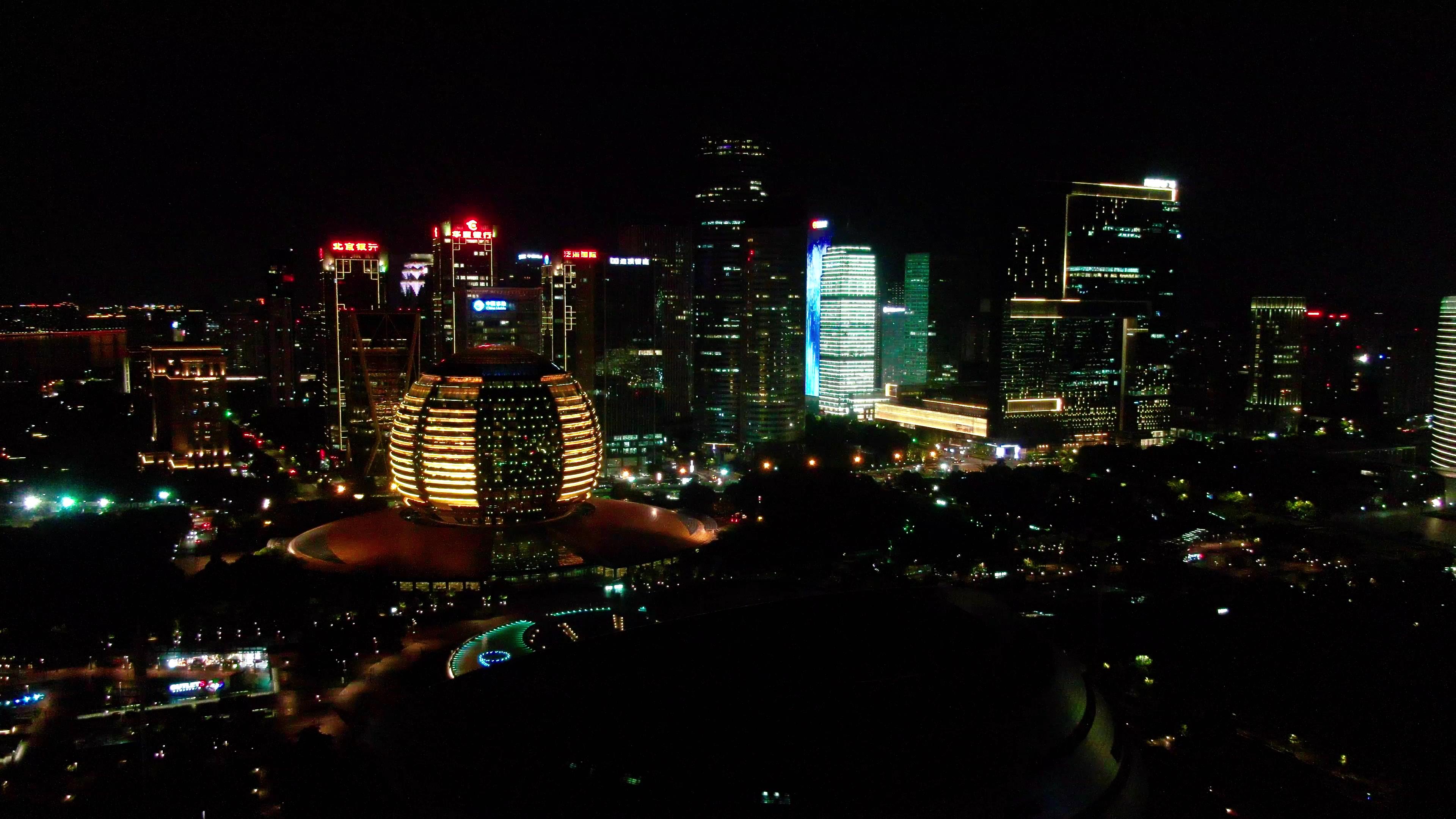 4K航拍杭州CBD砂之船城市广场夜景视频的预览图