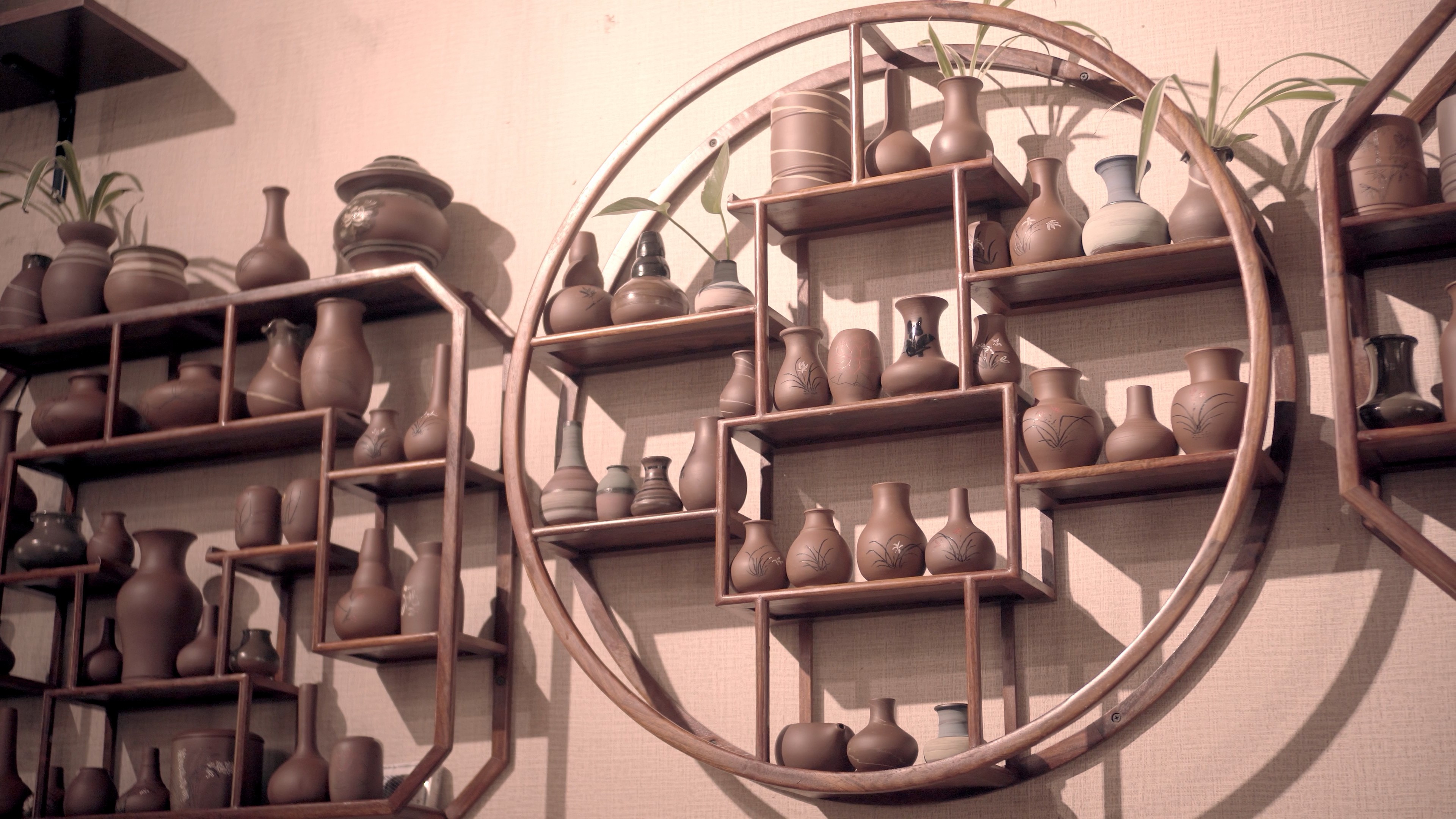 4K实拍放在置物架上的陶瓷工艺品视频的预览图