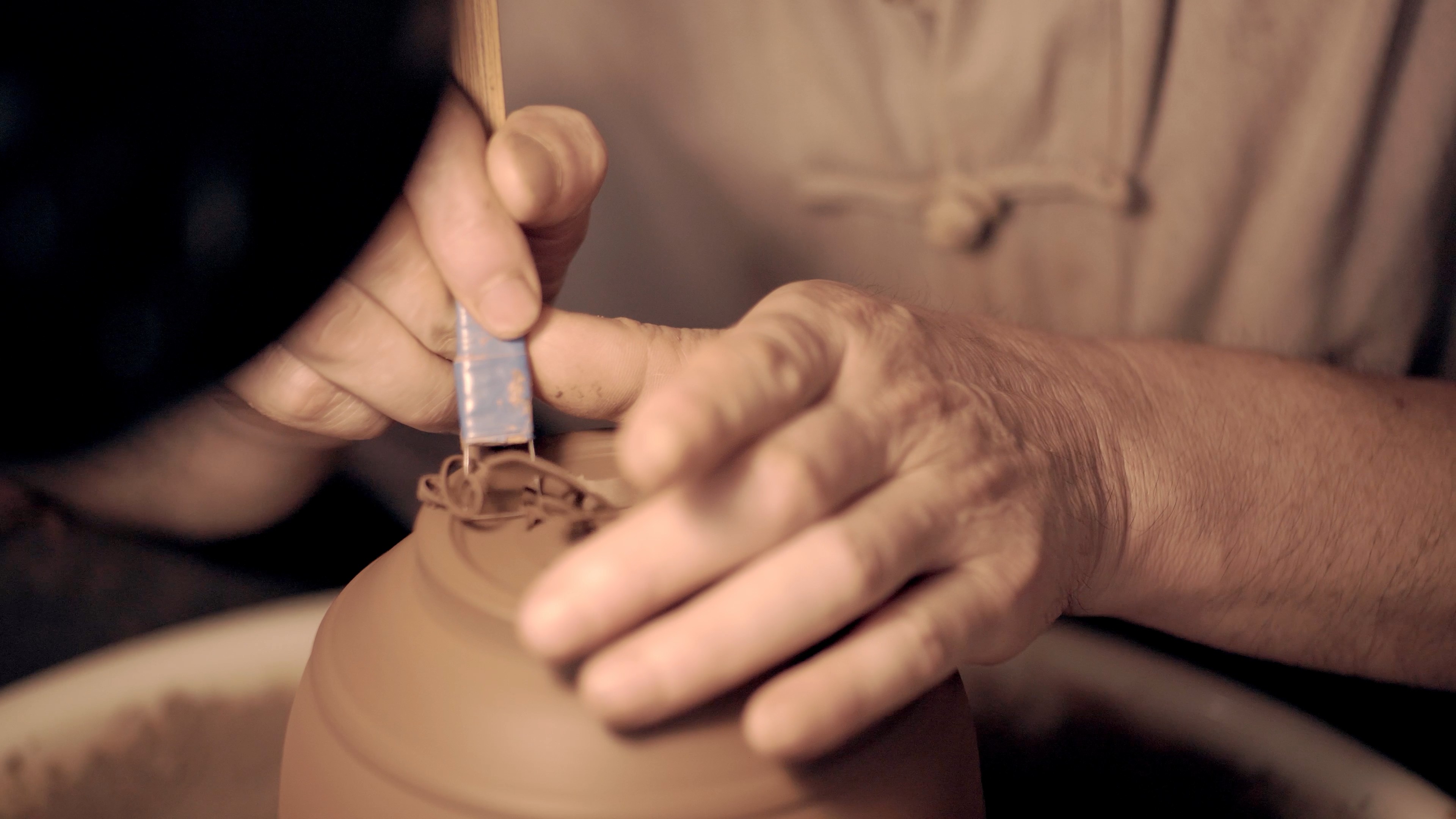 4K实拍做陶瓷的老艺人手部特写视频素材视频的预览图