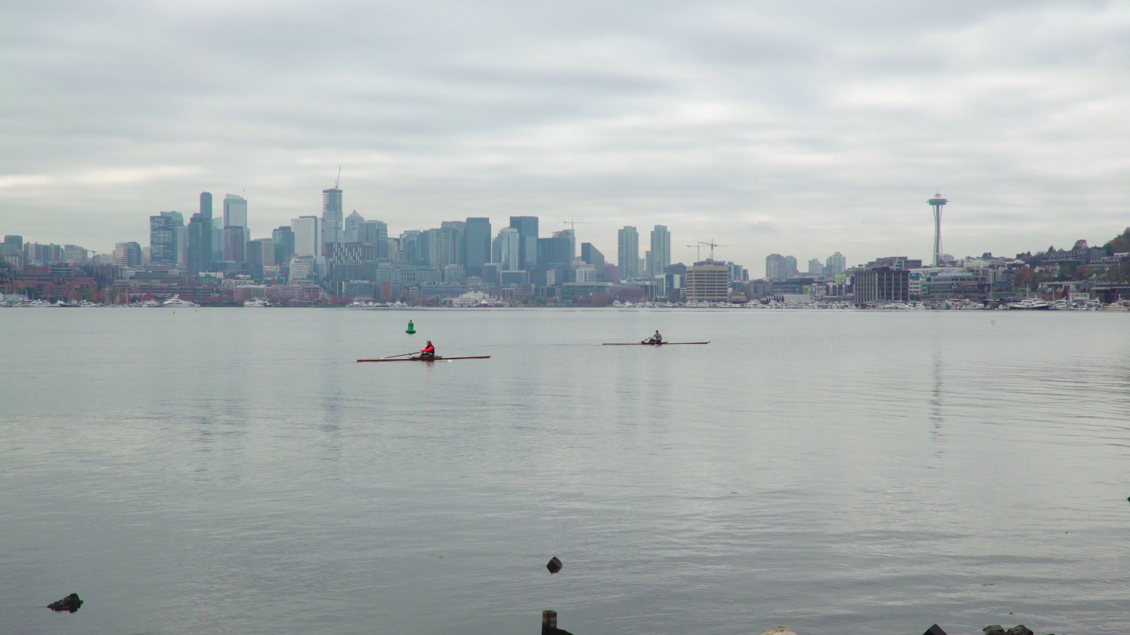 4K城市湖景和划小船的游客视频的预览图