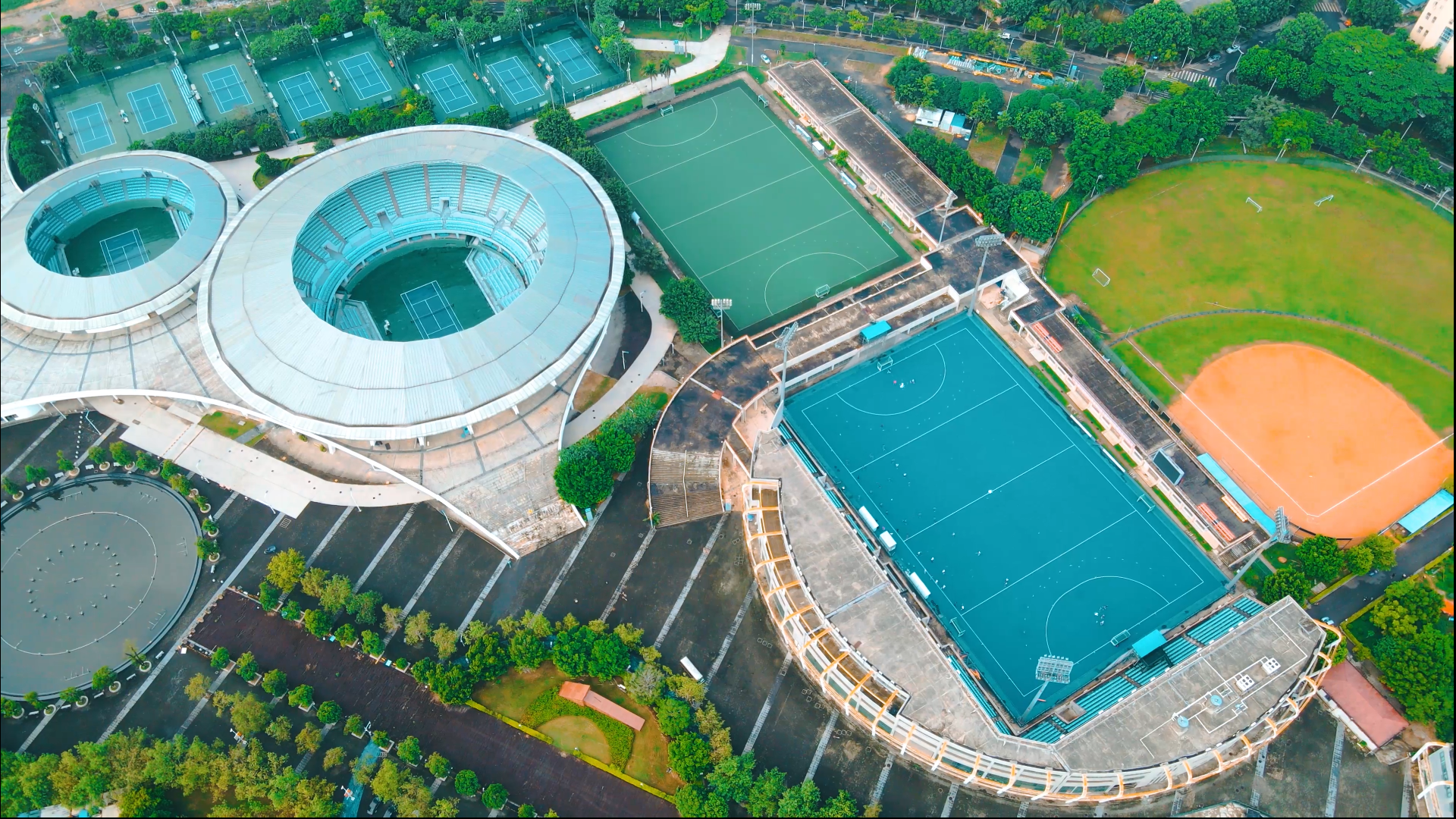 4K广州奥体中心各类运动场馆航拍视频的预览图