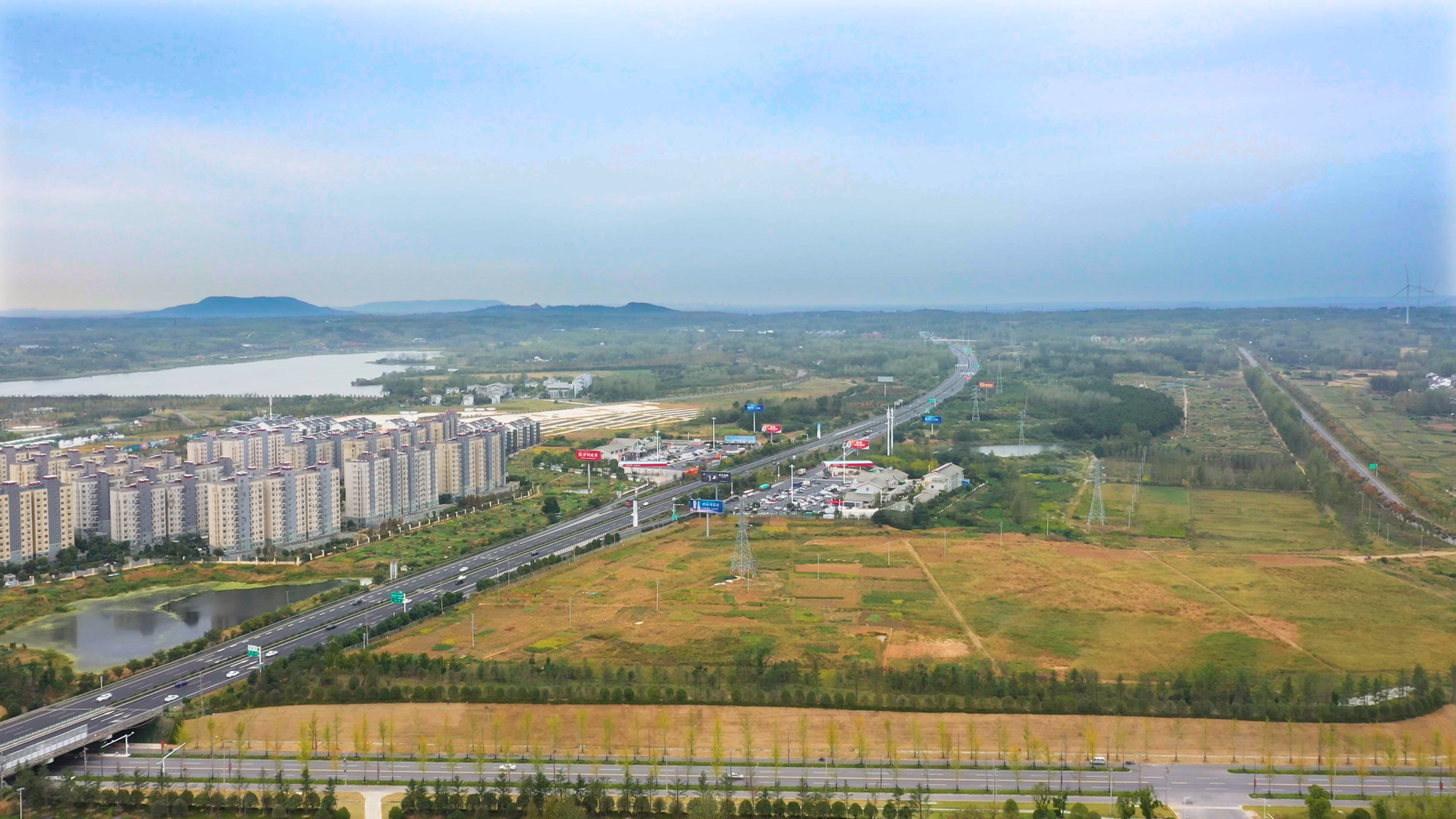 4K航拍中国东部乡村城际高速视频的预览图