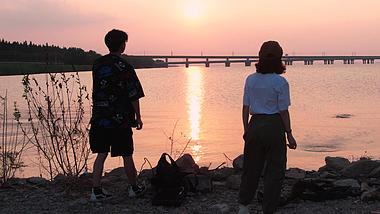 4K南京石臼湖唯美落日情侣打水漂视频的预览图