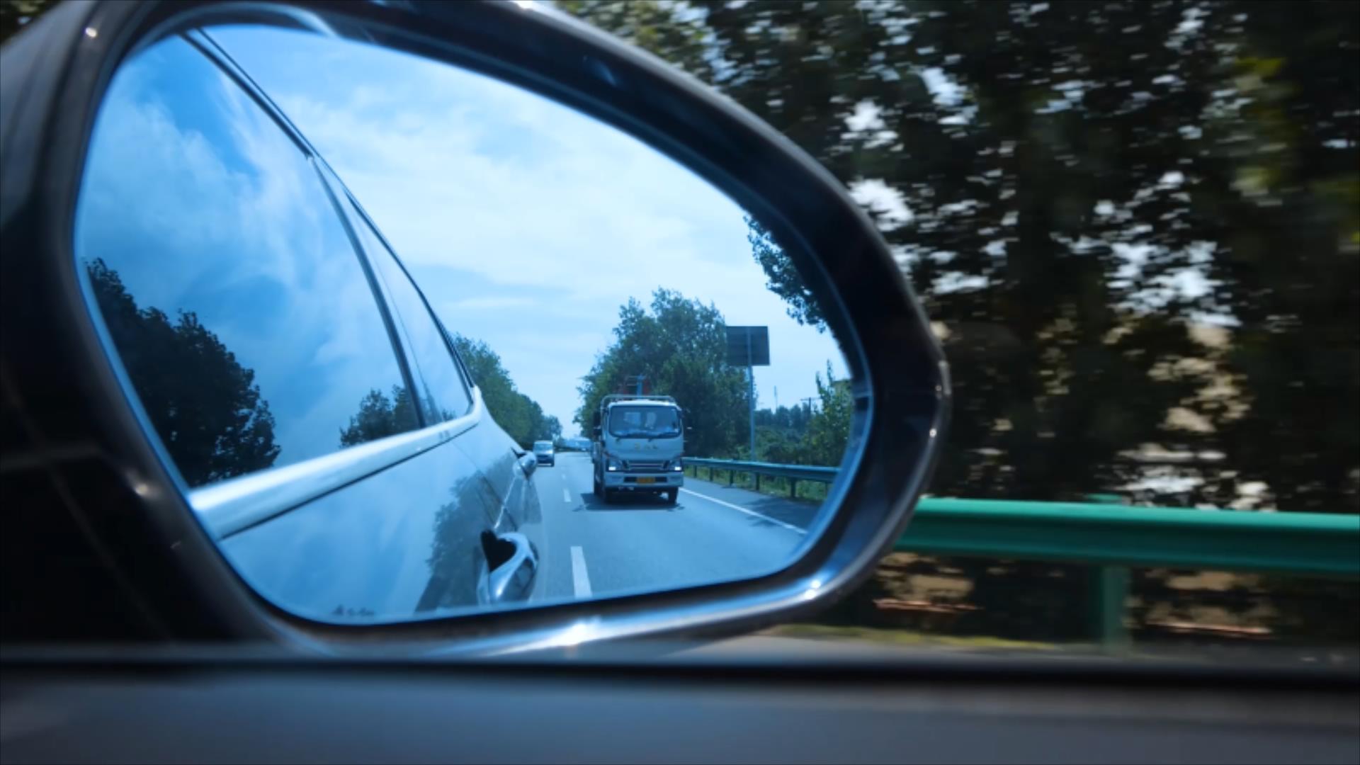 1080P高速公路上的汽车后视镜视频的预览图
