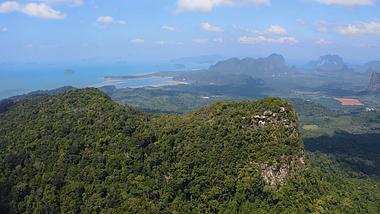 4K航拍泰国普吉岛的森林和山脉视频的预览图