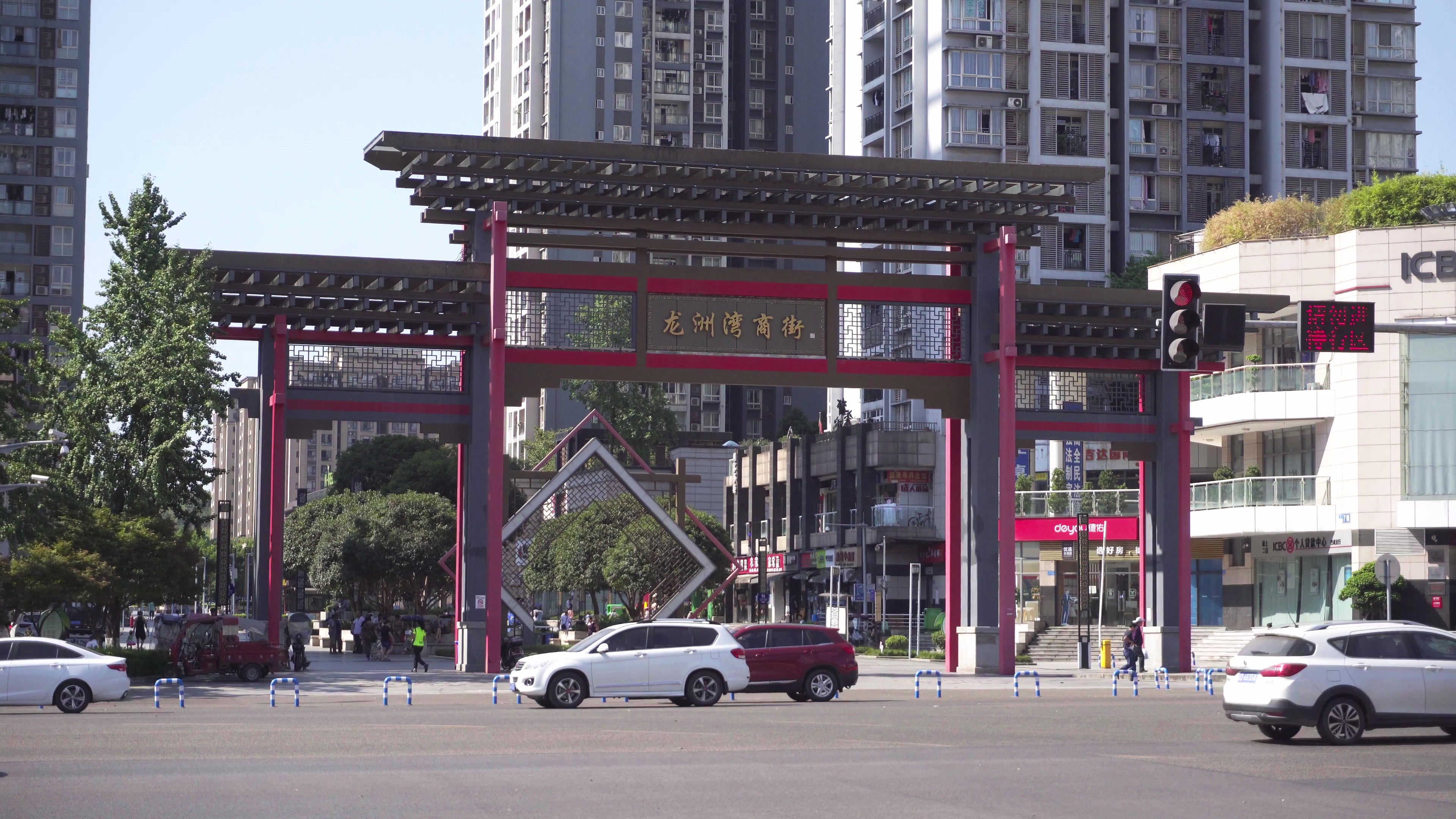 4K实拍商业步行街十字路口车流素材视频的预览图