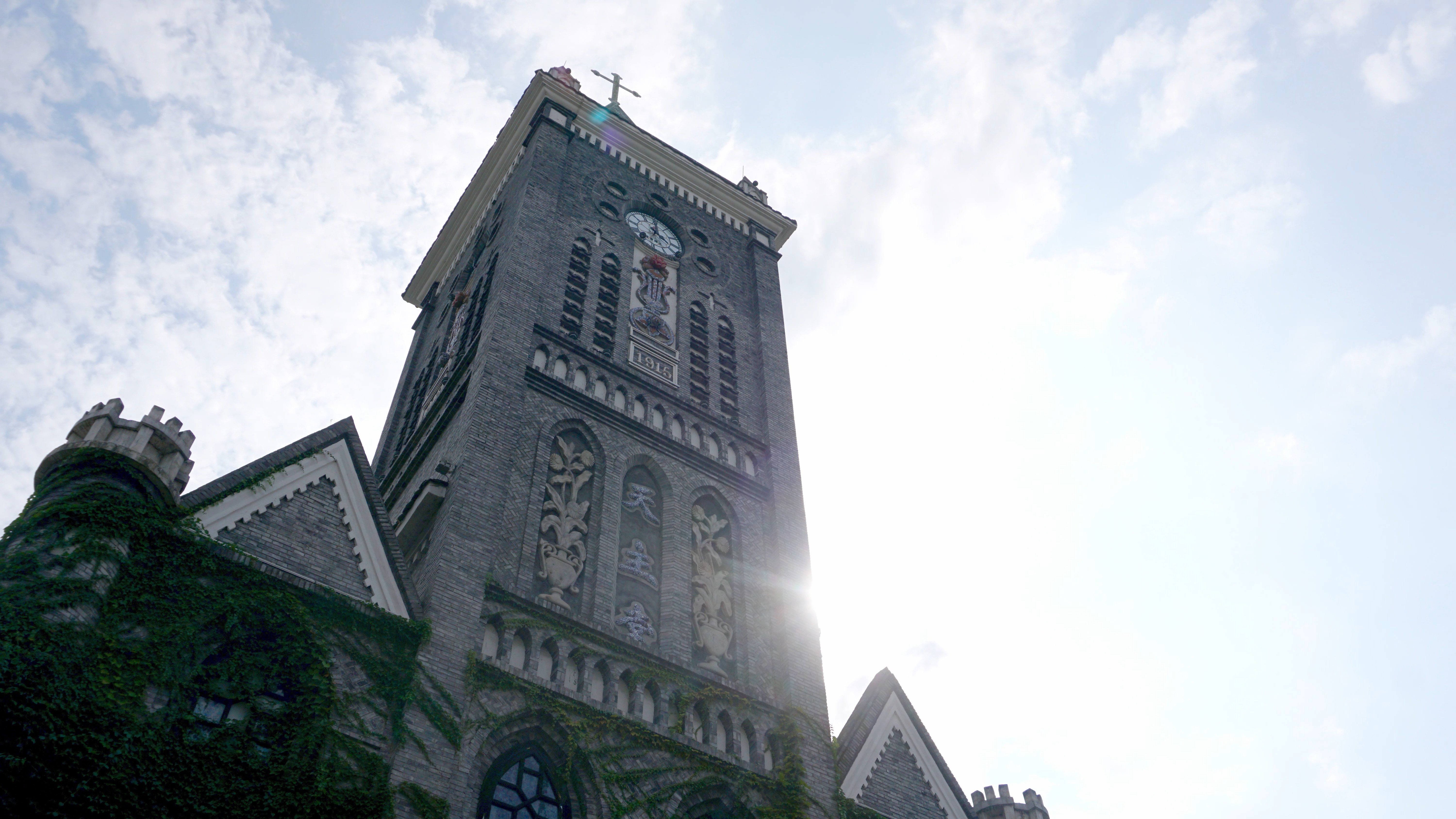 4K实拍教堂蓝天白云延时摄影视频的预览图