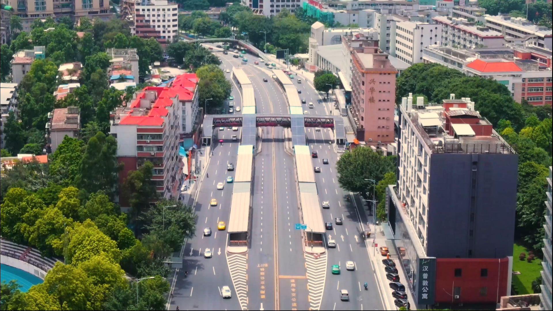 4K广州城市公交BRT交通系统站台航拍视频的预览图