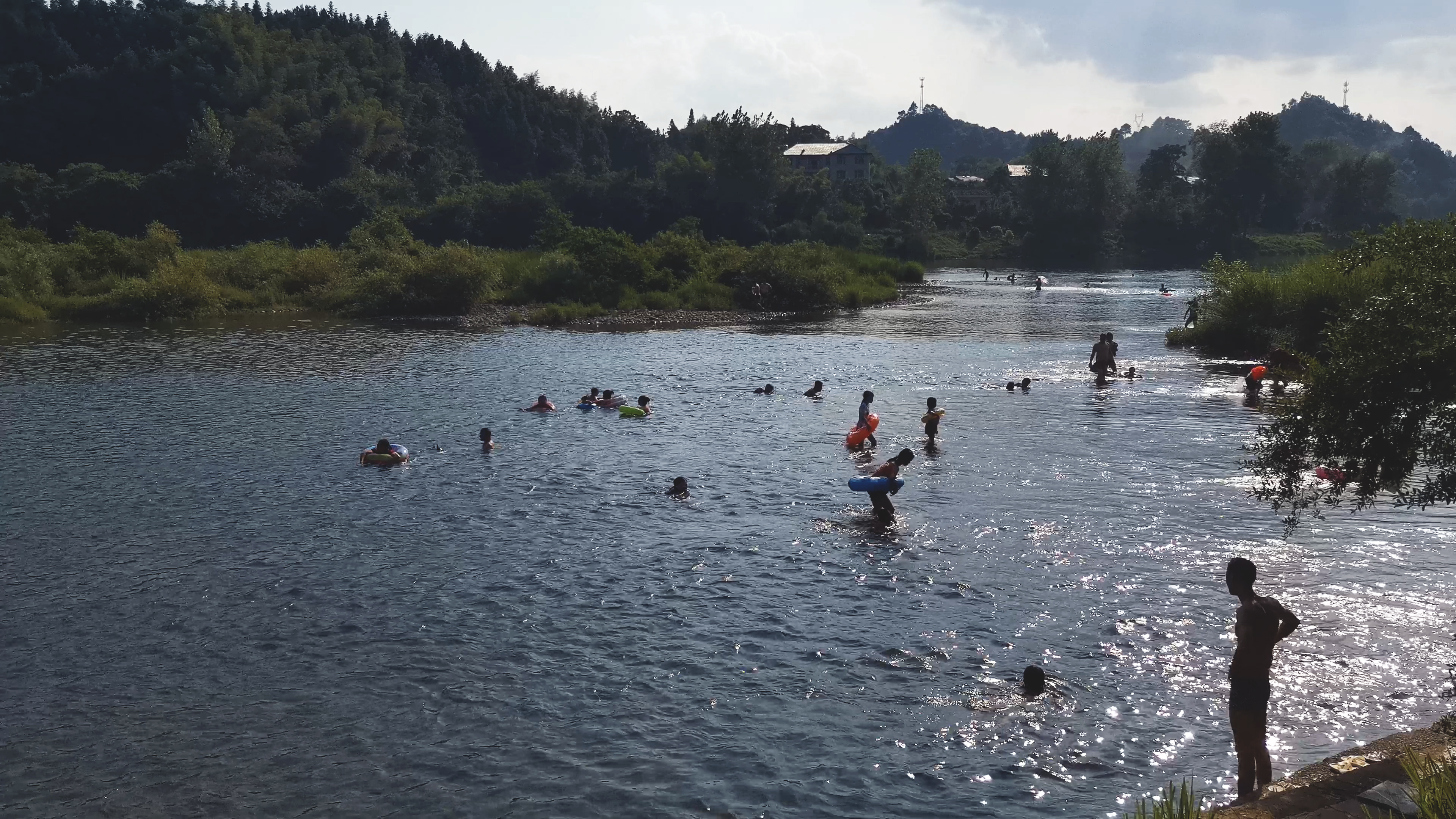 4K实拍夏日河中游泳视频的预览图
