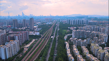 4K广州广园快速路和广深城际铁路航拍视频的预览图