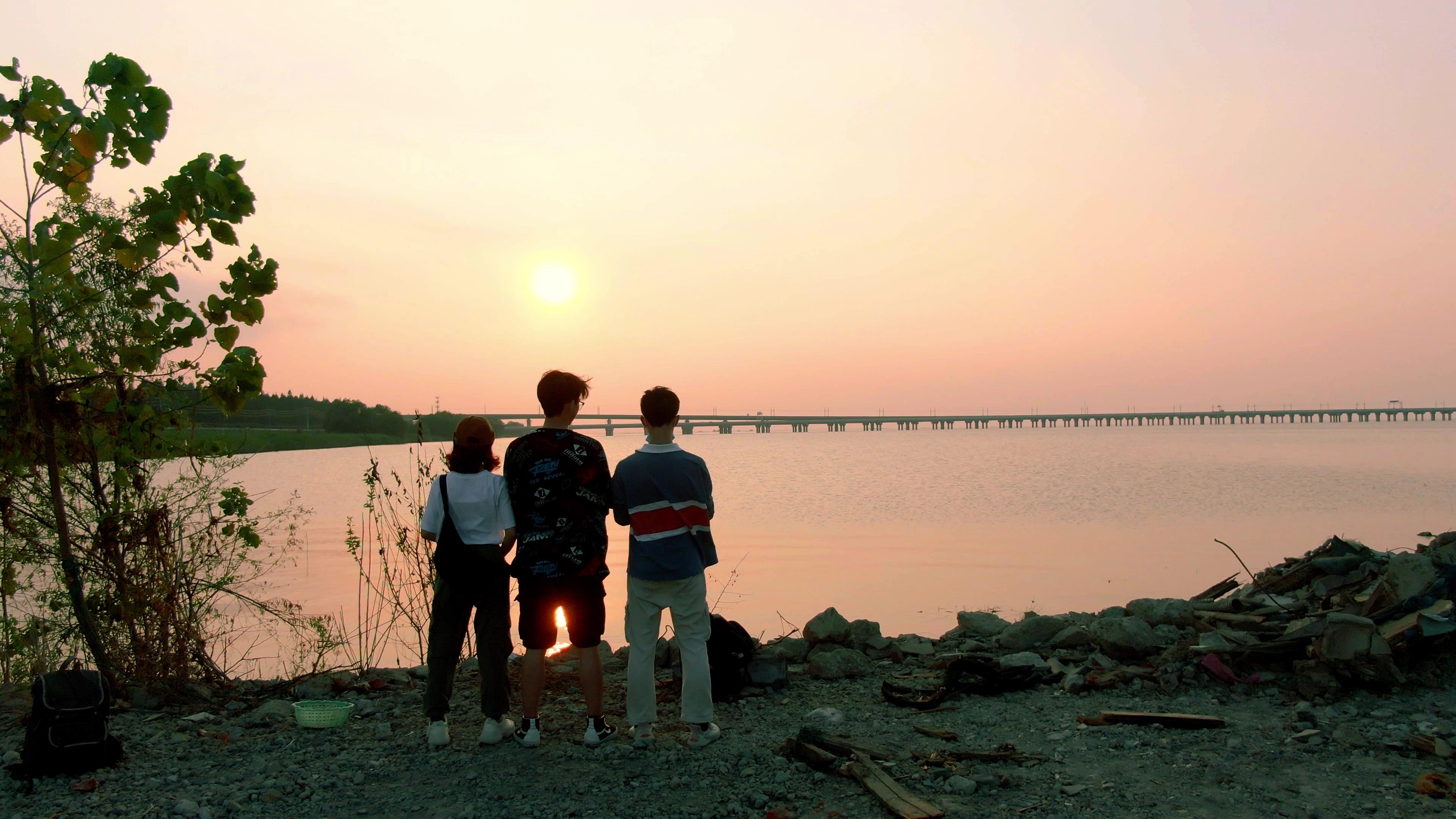 4K航拍南京石臼湖游人观看夕阳美景视频的预览图