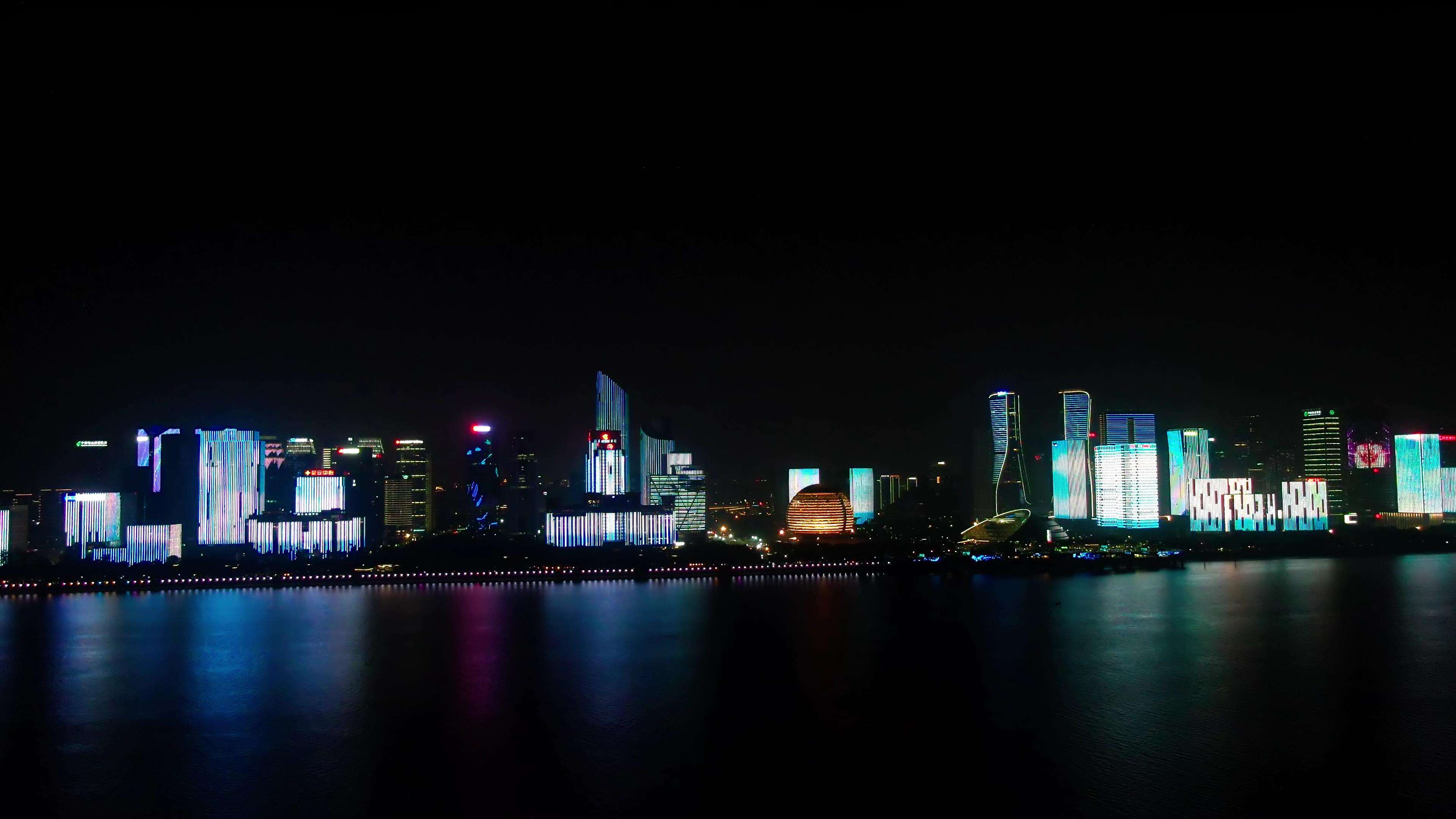 4K航拍杭州CBD城市广场钱塘江边夜景视频的预览图