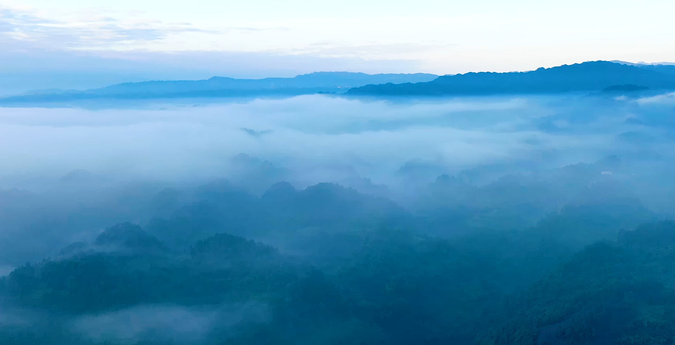 1080P航拍清晨山峦云海延时摄影视频的预览图