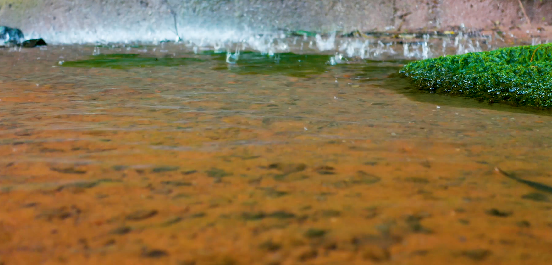 4K水滴落河面溪流空镜头视频的预览图