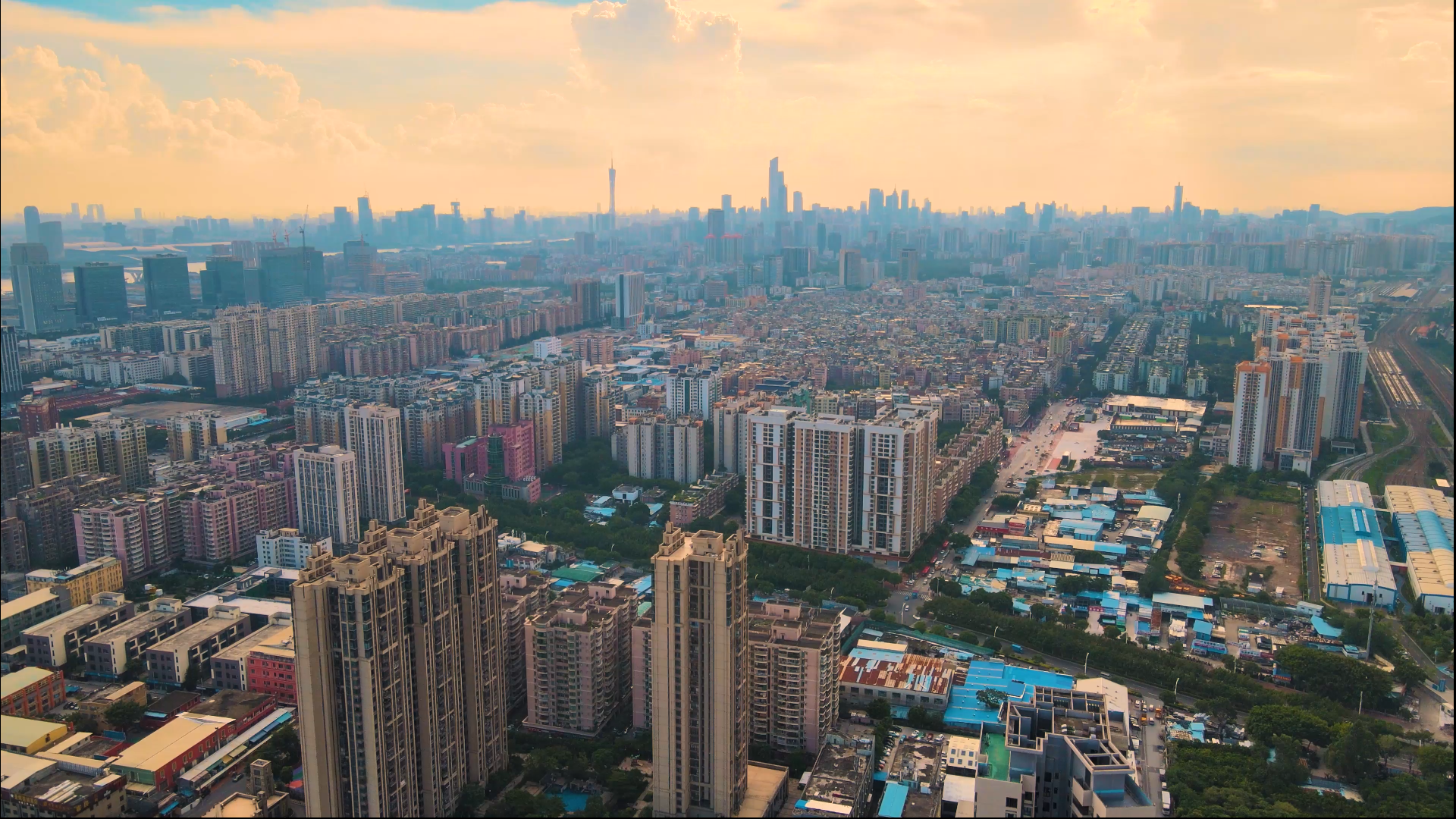 4K航拍广州天河区傍晚城市建筑视频的预览图
