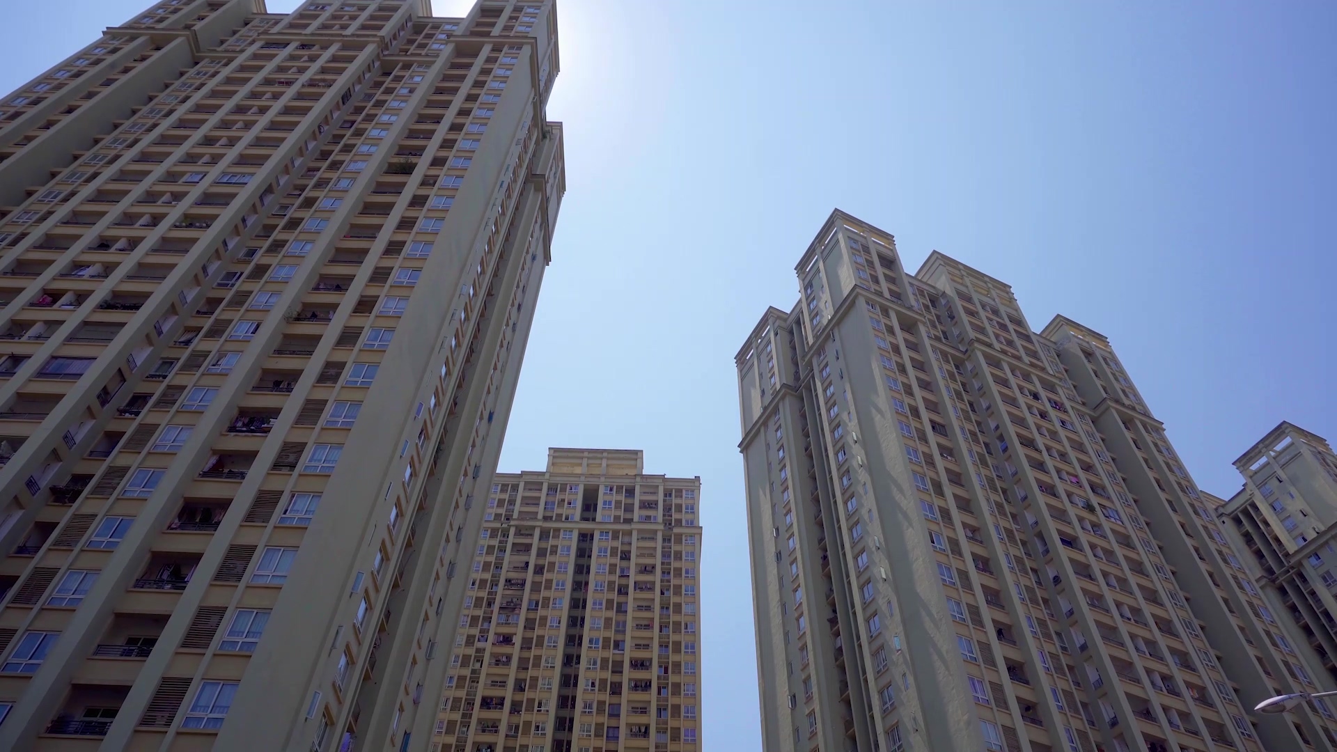 4K实拍高楼住宅楼蓝天晴空烈日视频素材视频的预览图