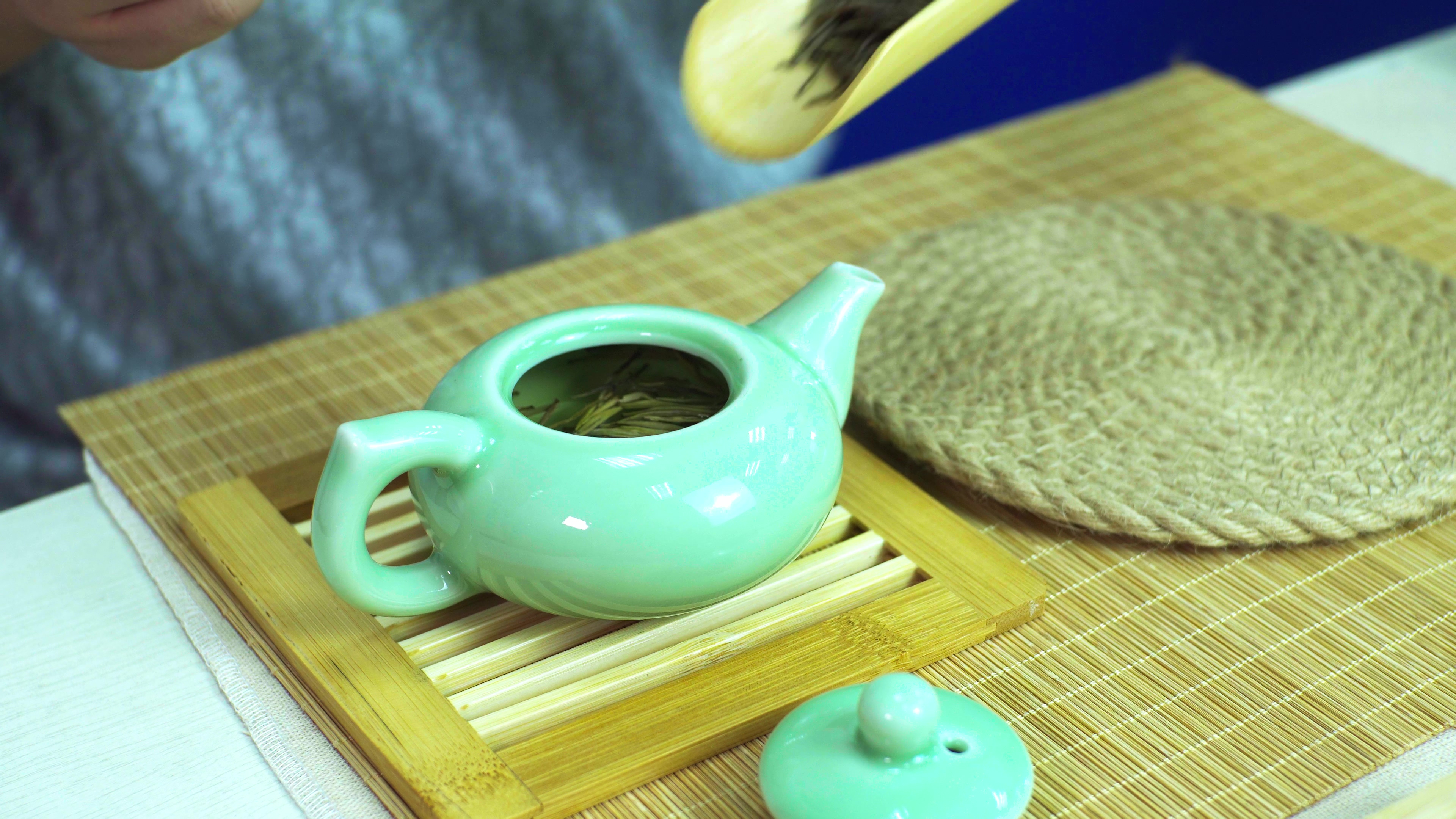 4K实拍茶客添茶入壶的茶艺视频素材视频的预览图