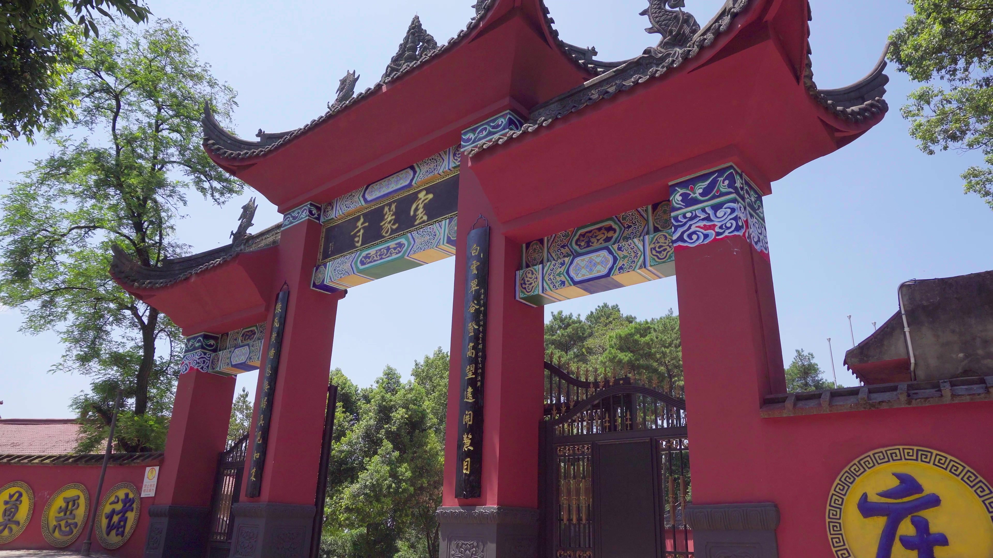 4K实拍蓝天晴空寺庙大门视频素材视频的预览图