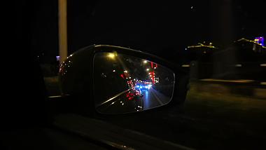 4K升格慢动作出租车反光镜下的夜景视频的预览图