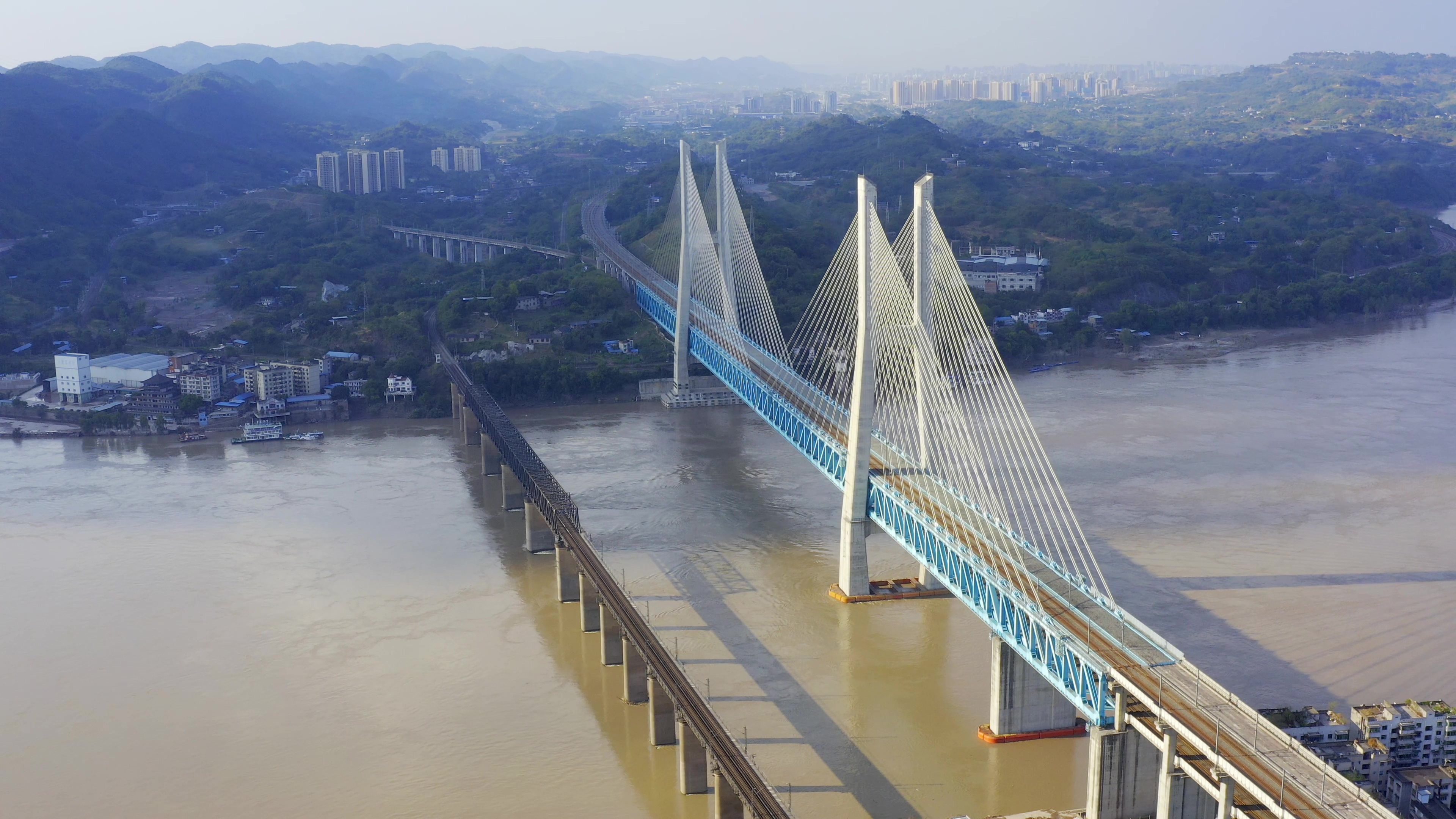 4K实拍大山中横跨长江两岸的铁索大桥视频视频的预览图