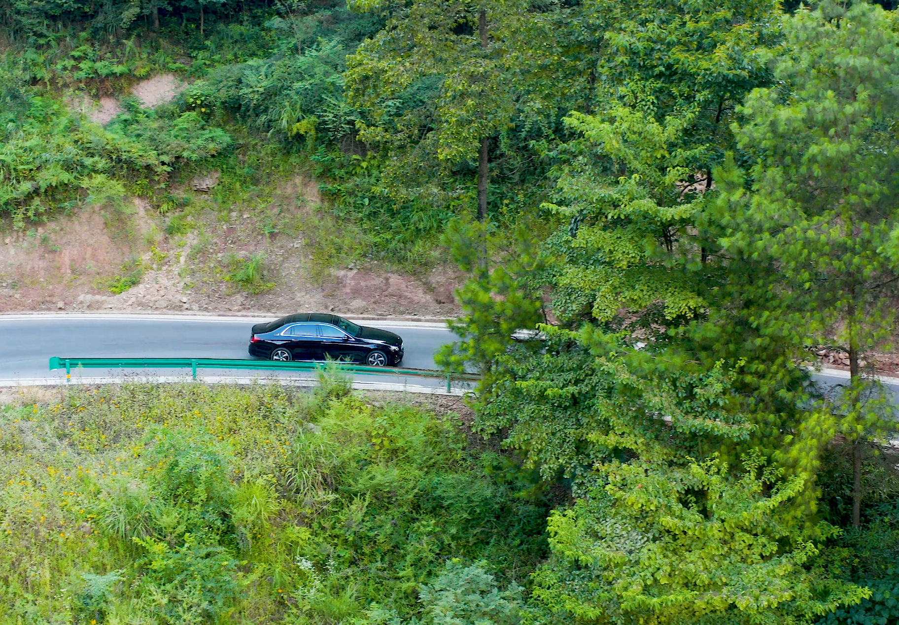 4K航拍小汽车在山间视频的预览图