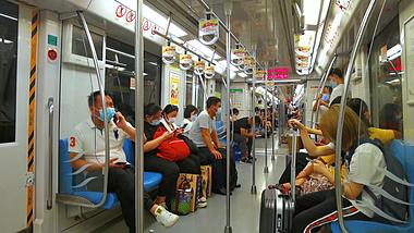 4K升格疫情下南京地铁人群视频的预览图
