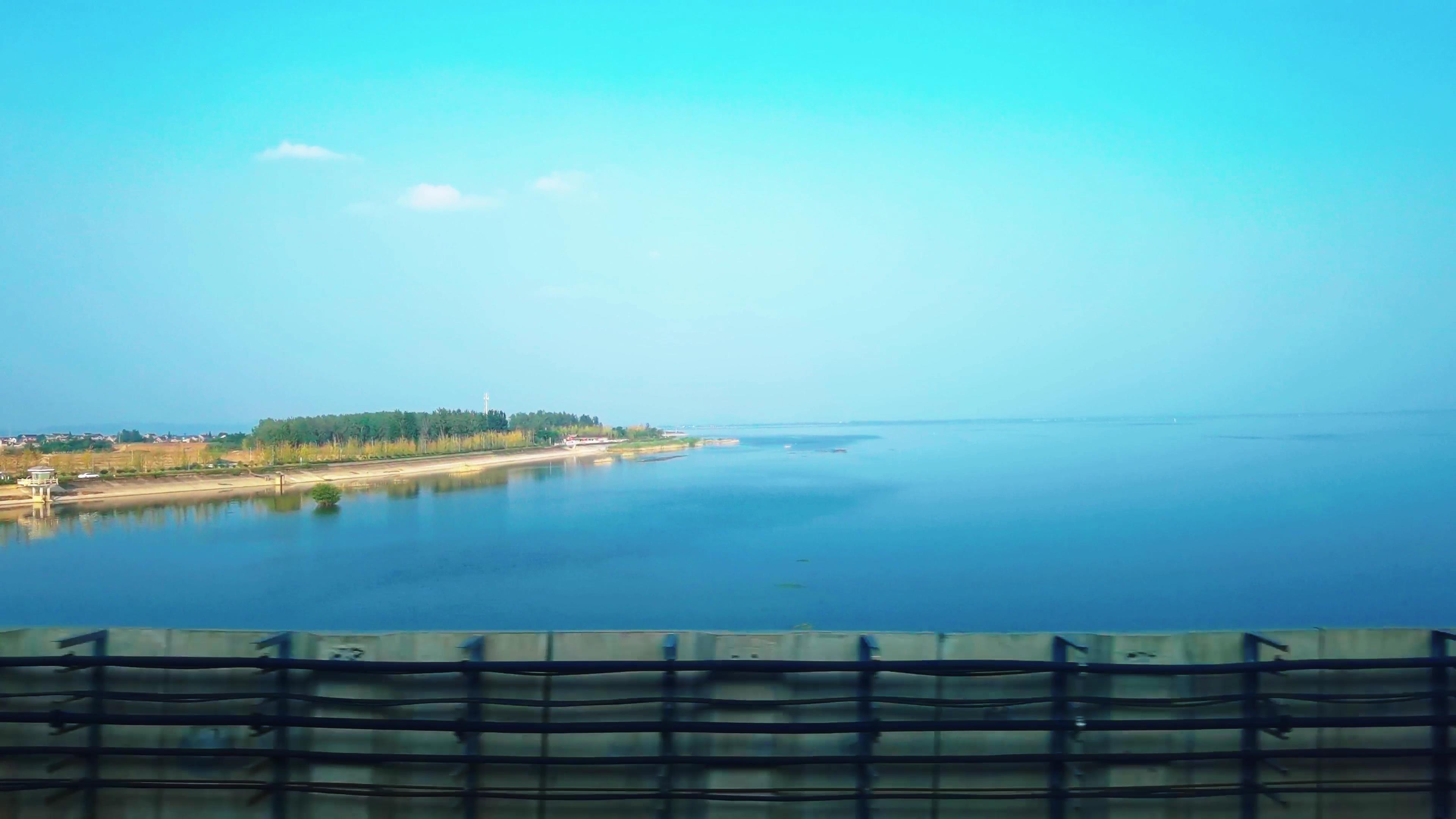 4K升格慢动作南京地铁穿越石臼湖视频的预览图