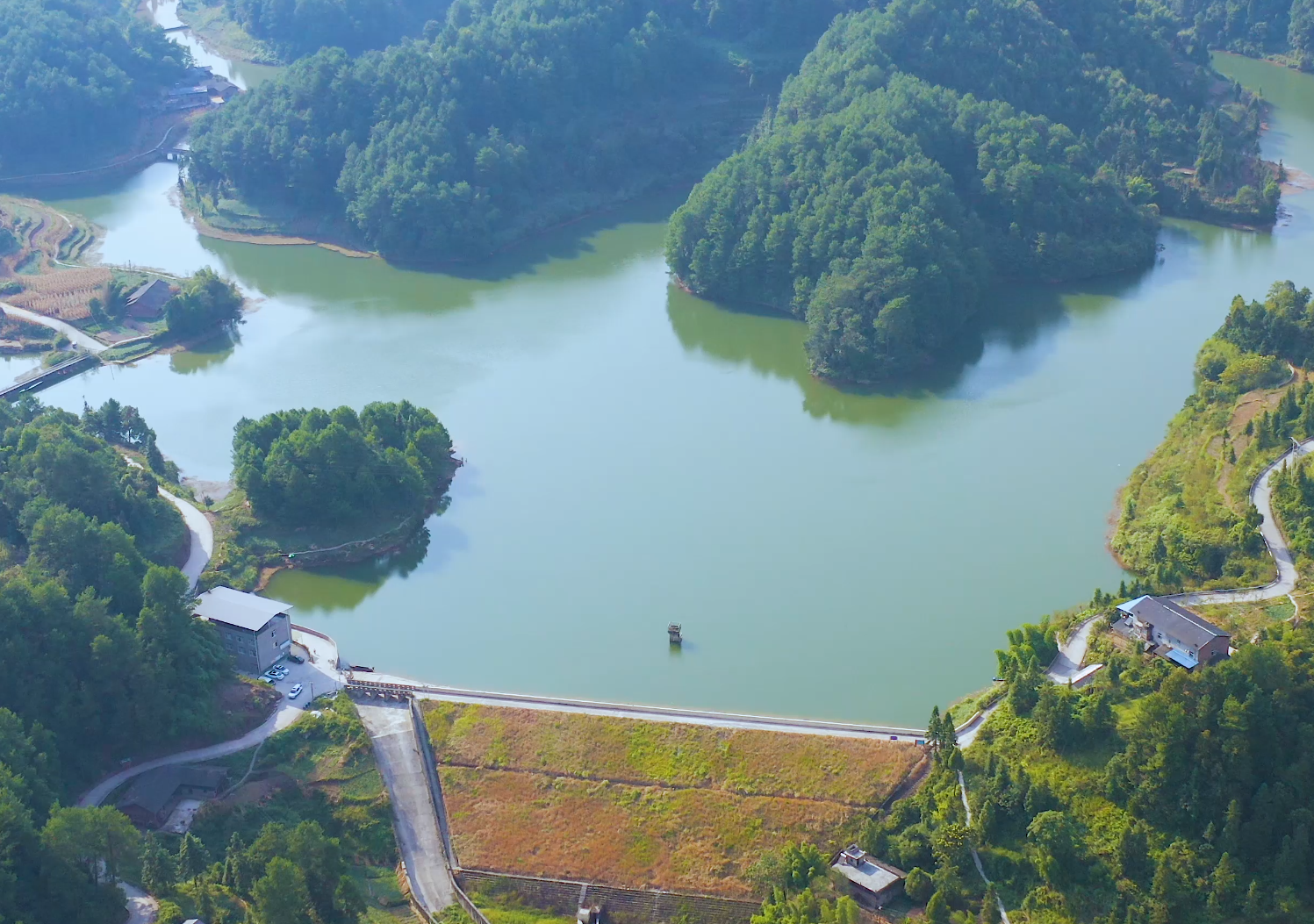 4K航拍湖泊环绕大场景视频的预览图