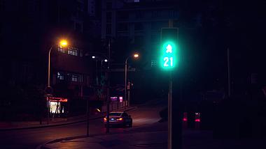 4K实拍夜晚下重庆街头的红绿灯视频素材视频的预览图