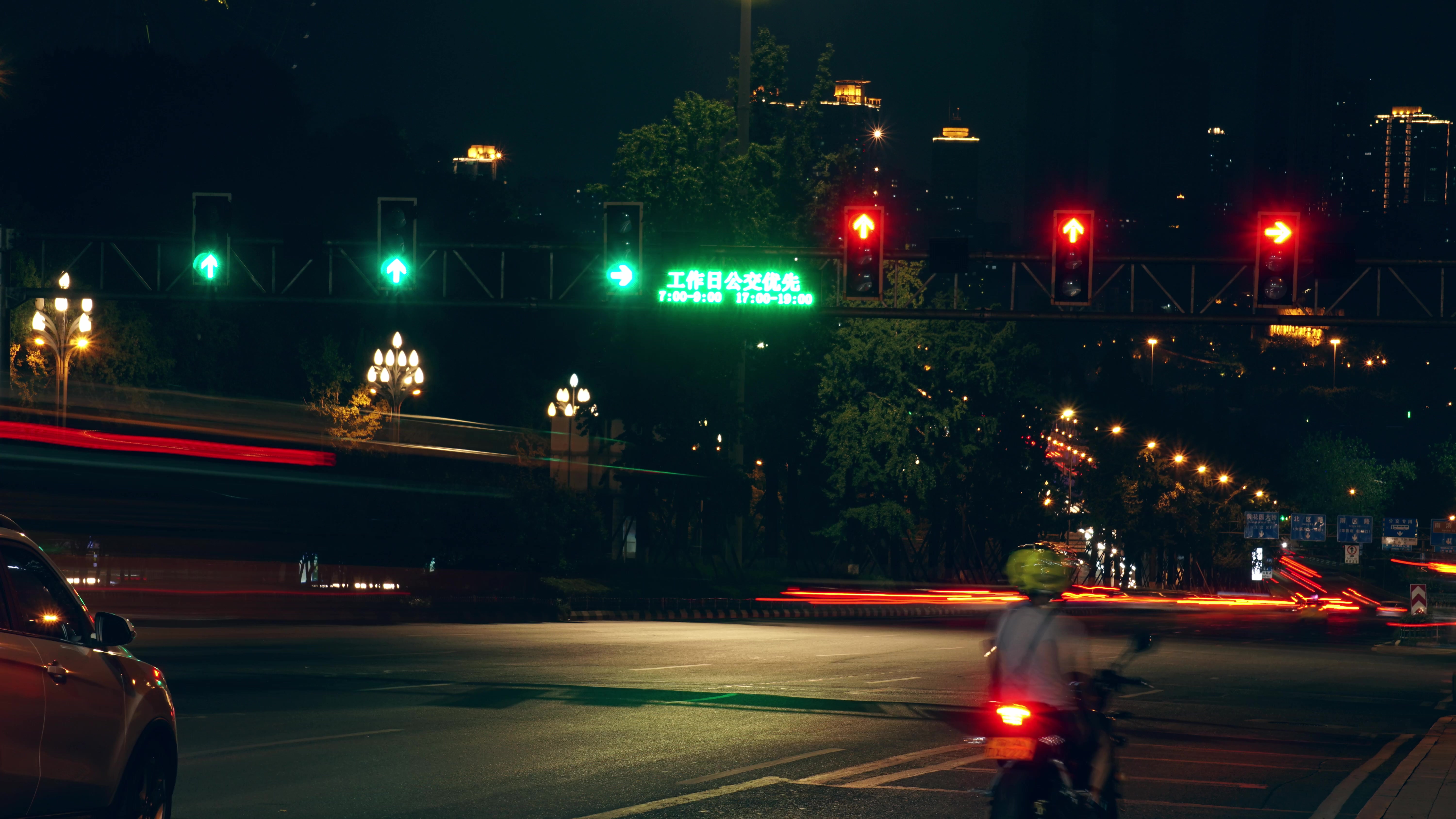 4K实拍重庆街头车辆穿梭于红绿灯下视频视频的预览图