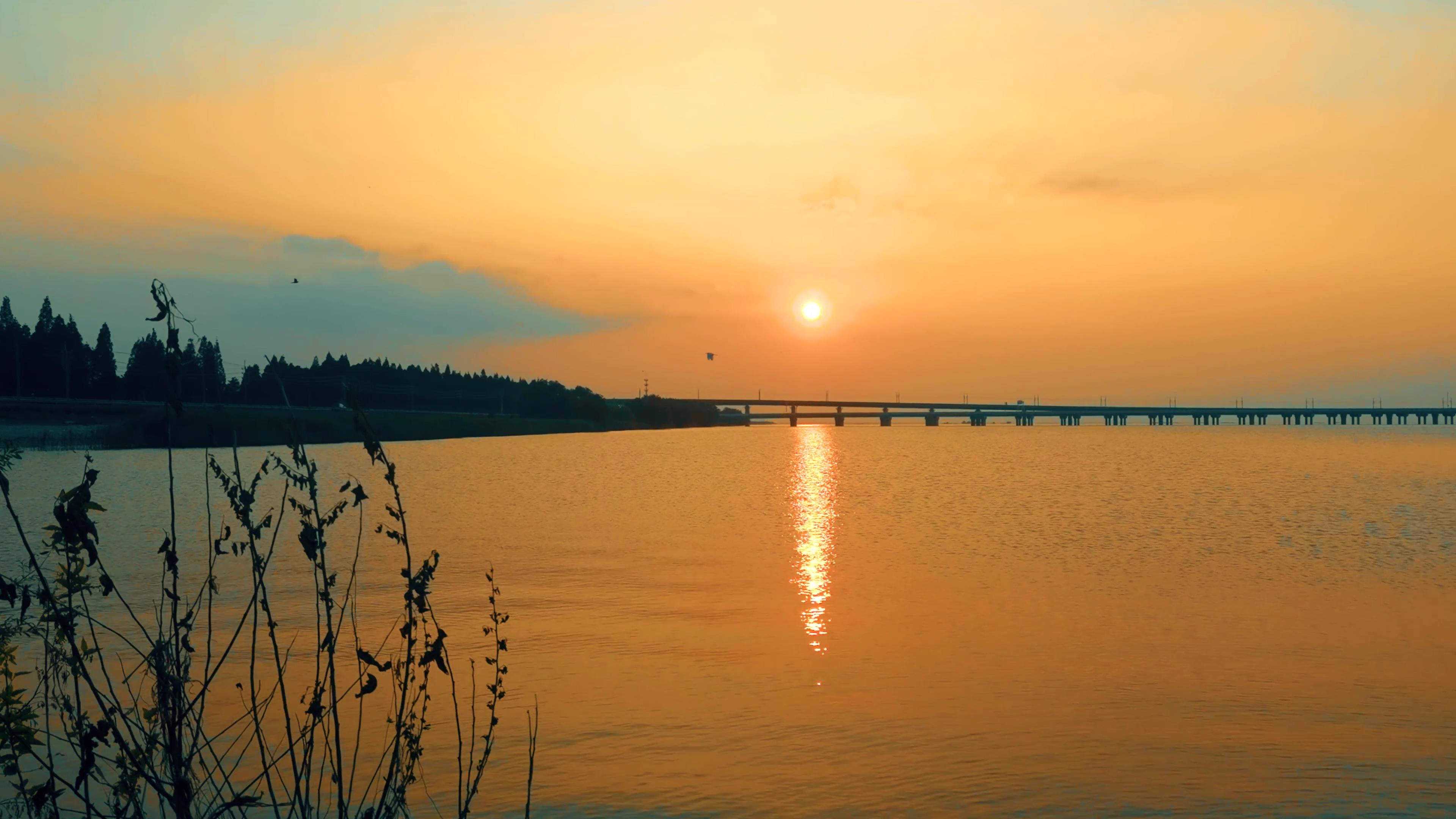 4K高帧率南京石臼湖夕阳倒影视频的预览图