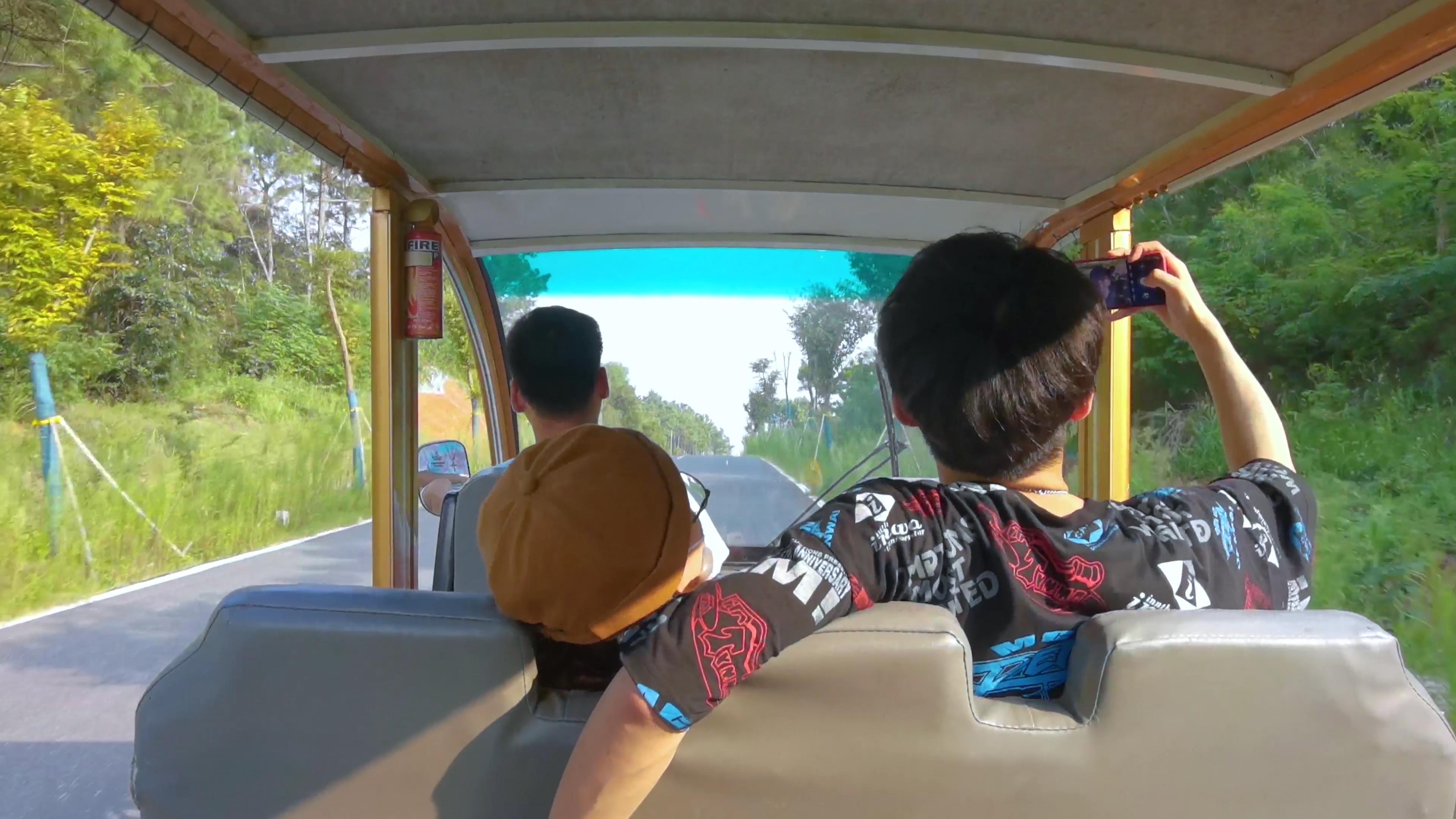 4K情侣乘坐观光车游览公园视频的预览图