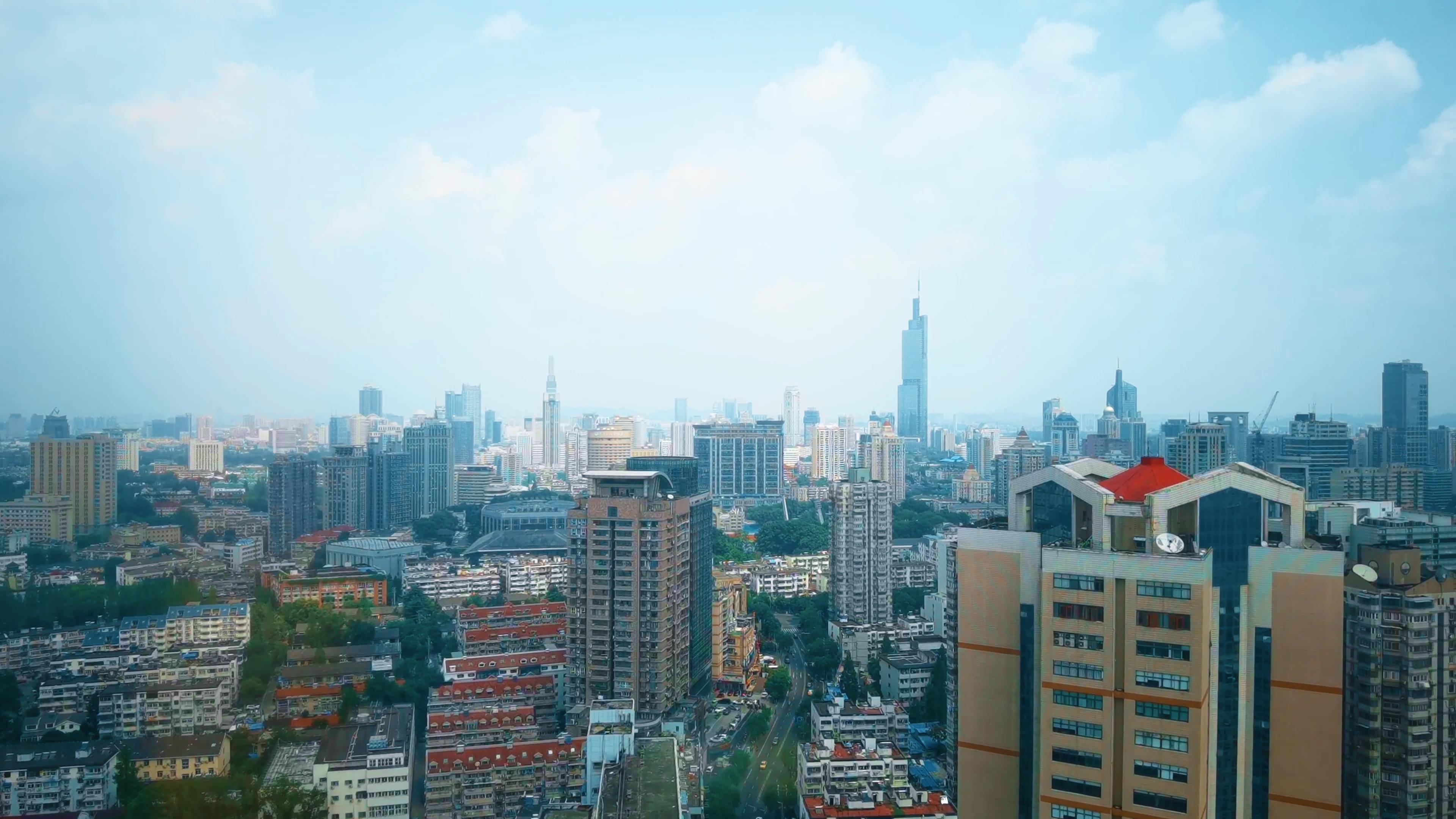 4K延时晴天下的南京城市群视频的预览图