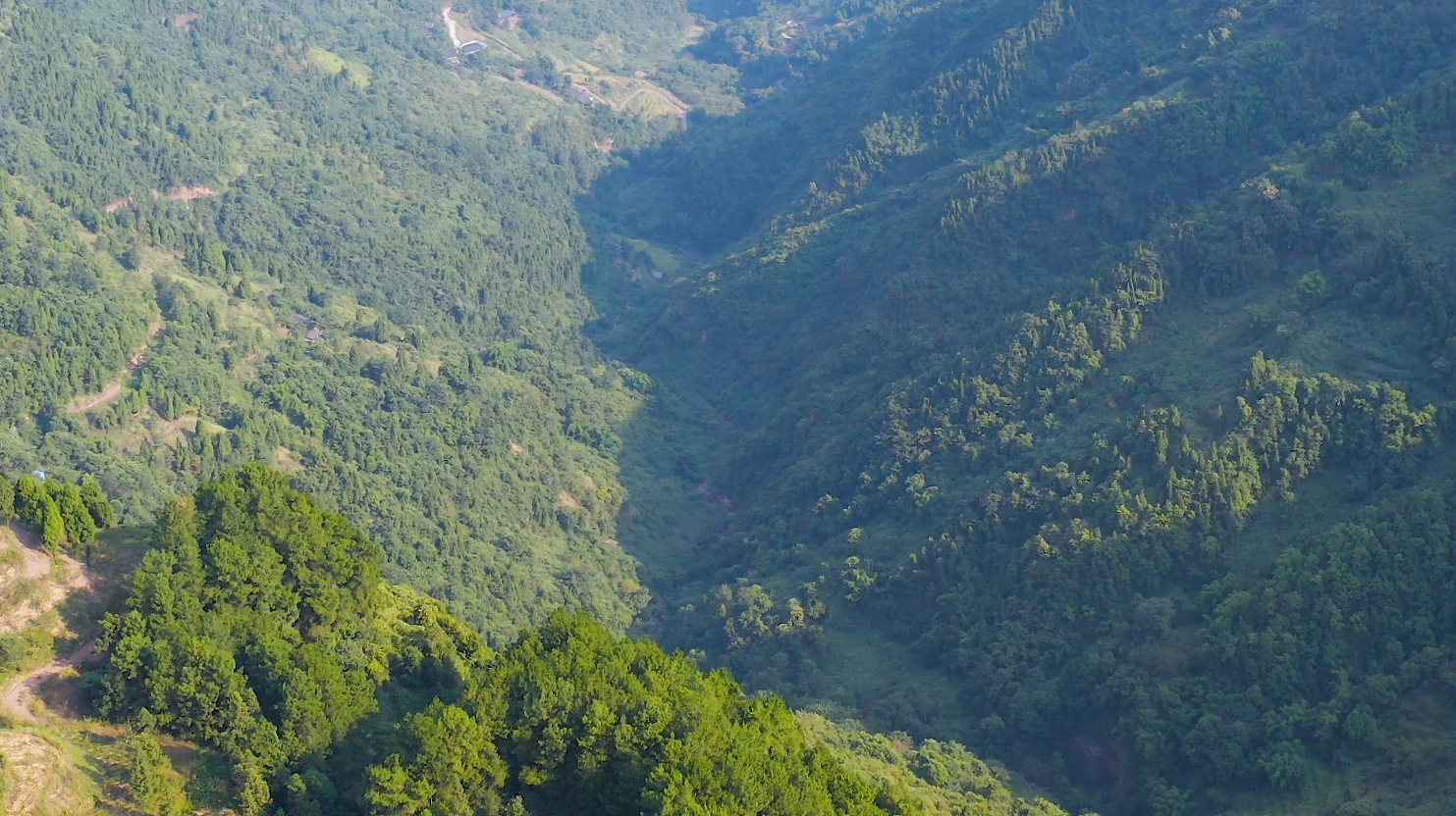 4k航拍山间大峡谷大场景视频的预览图