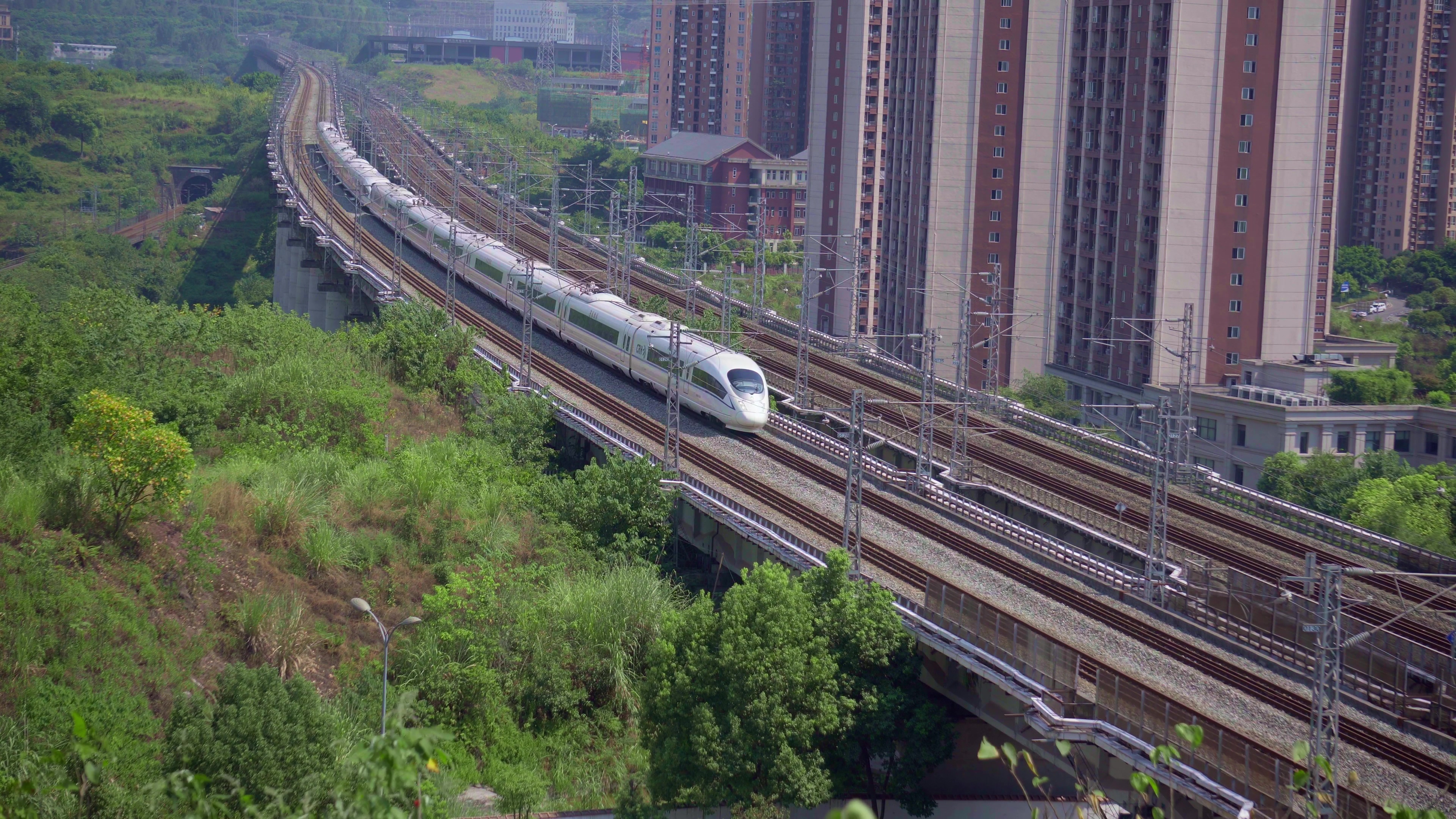 4K实拍高铁穿过郊区视频素材视频的预览图