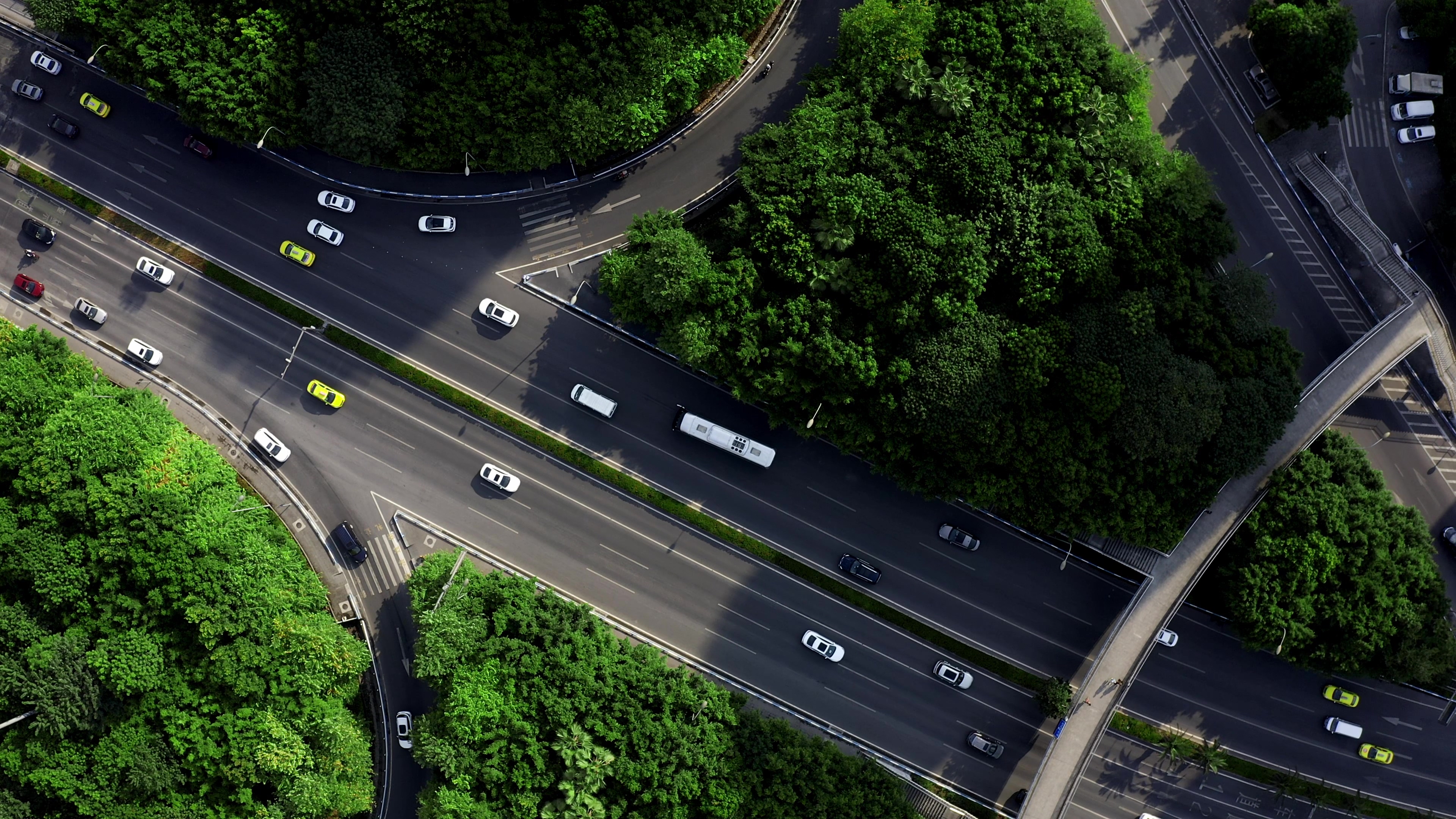 4K实拍重庆车辆在高速路行驶航拍视频素材视频的预览图