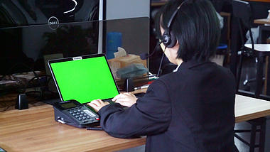 商务女性电脑绿屏实拍视频视频的预览图