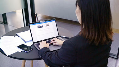 商务女性员工用电脑实拍视频视频的预览图