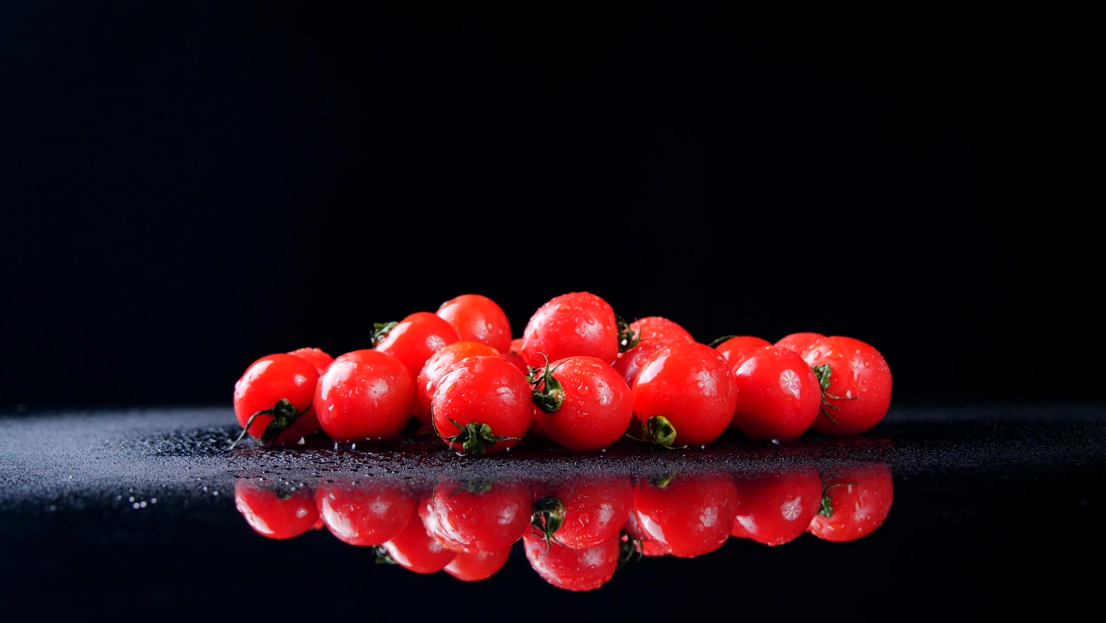4K高清圣女果小番茄新鲜水果视频的预览图