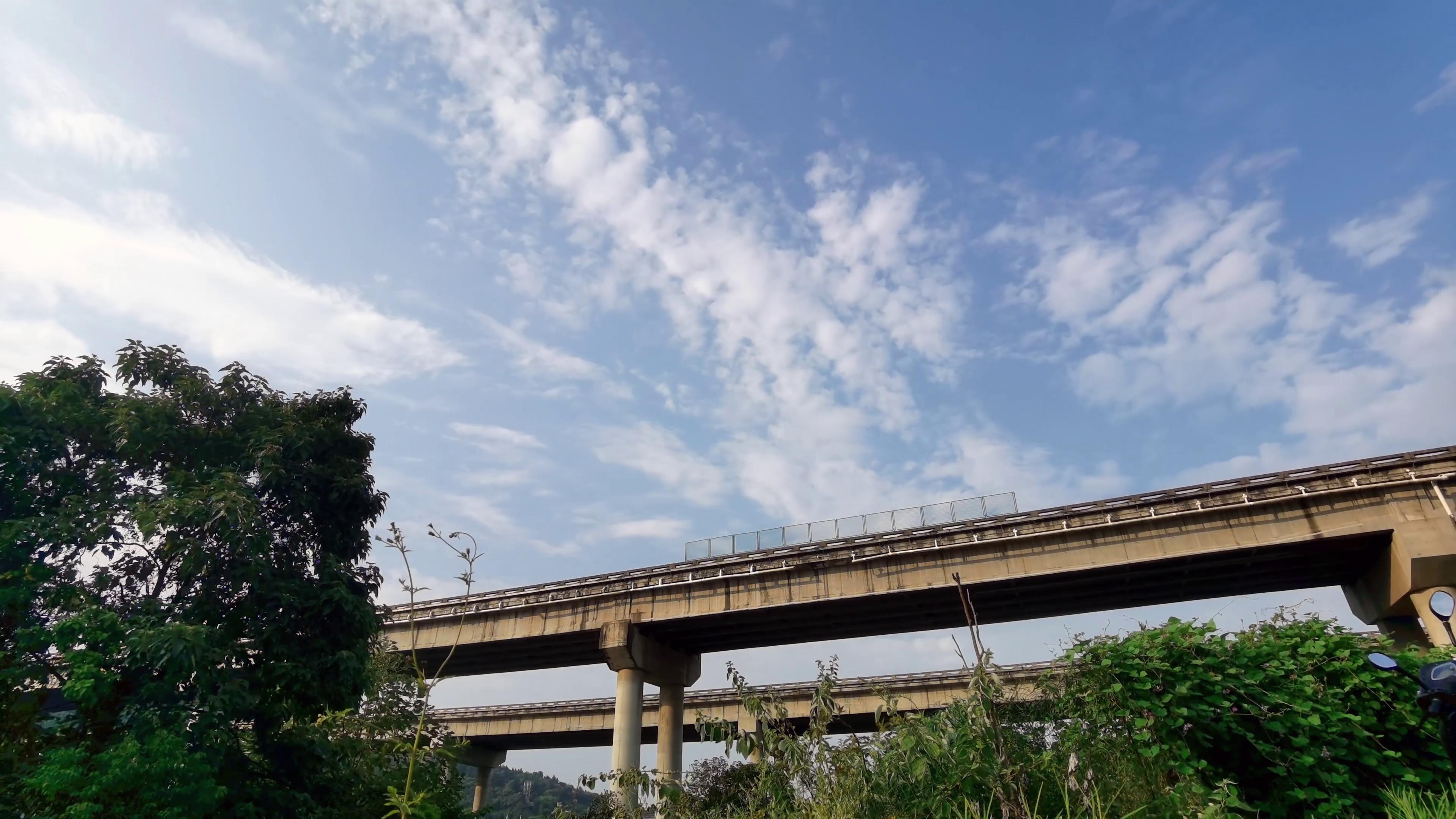 1080P实拍高速路桥梁蓝天白云延时视频的预览图