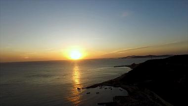1080P航拍秋天海上落日夕阳余晖视频的预览图