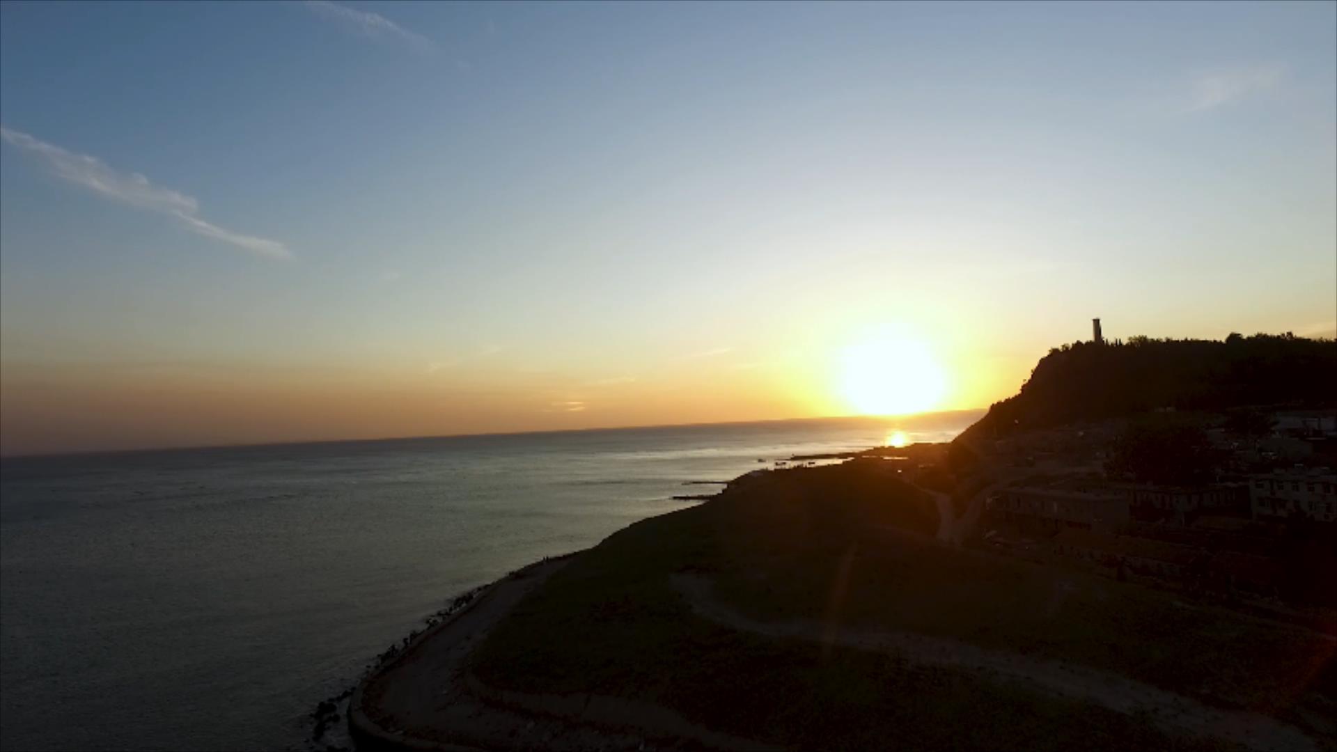 1080P航拍唯美海上落日夕阳余晖视频的预览图