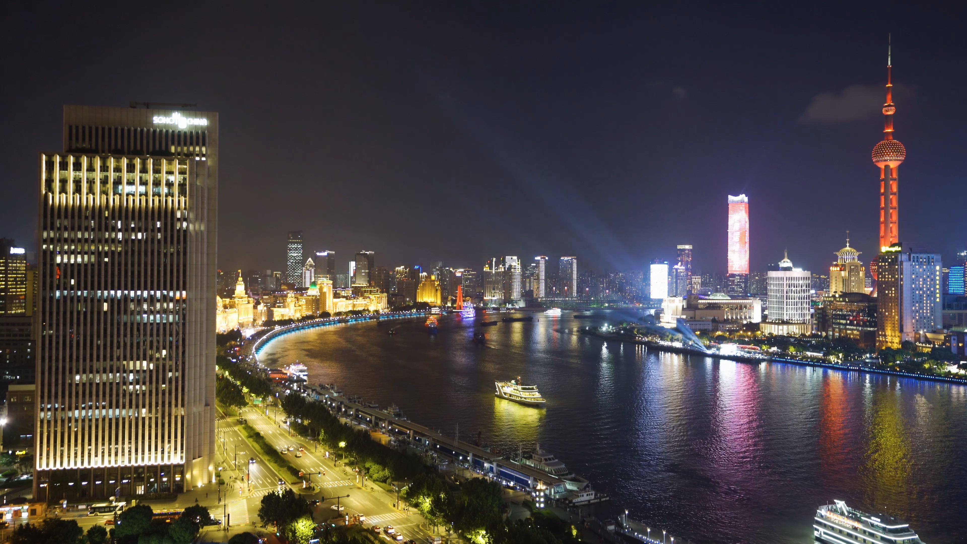 4K航拍夜晚的上海外滩视频的预览图