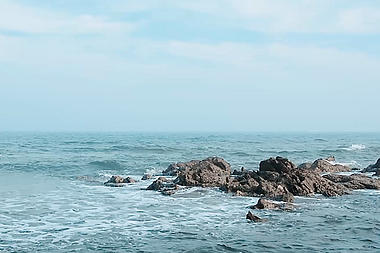 1080P高清实拍青岛的海边海浪视频的预览图