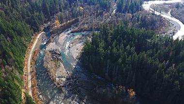 4K航拍秋天的森林和溪水视频的预览图