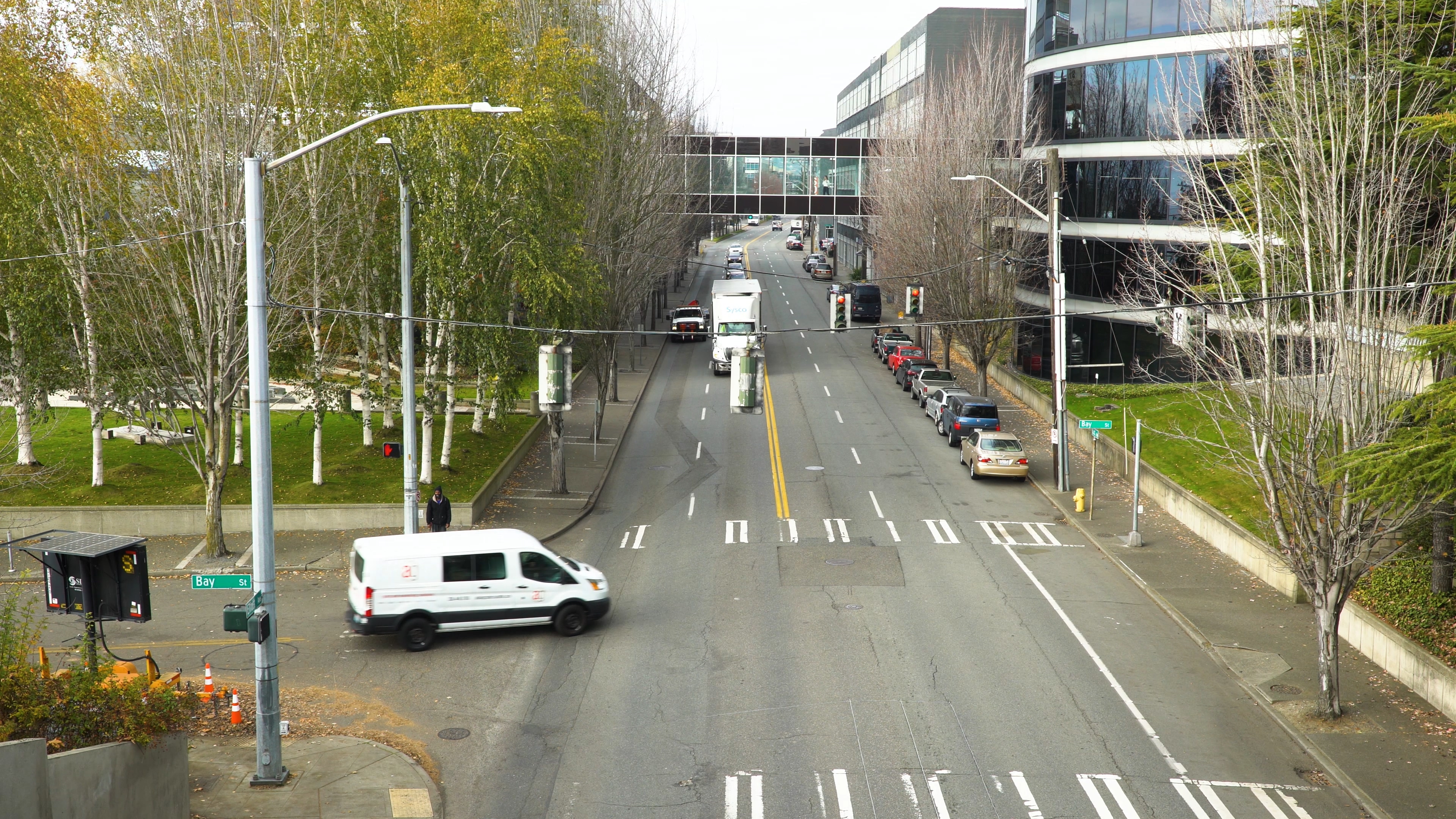 4K实拍城市十字路口的行驶的车辆视频的预览图