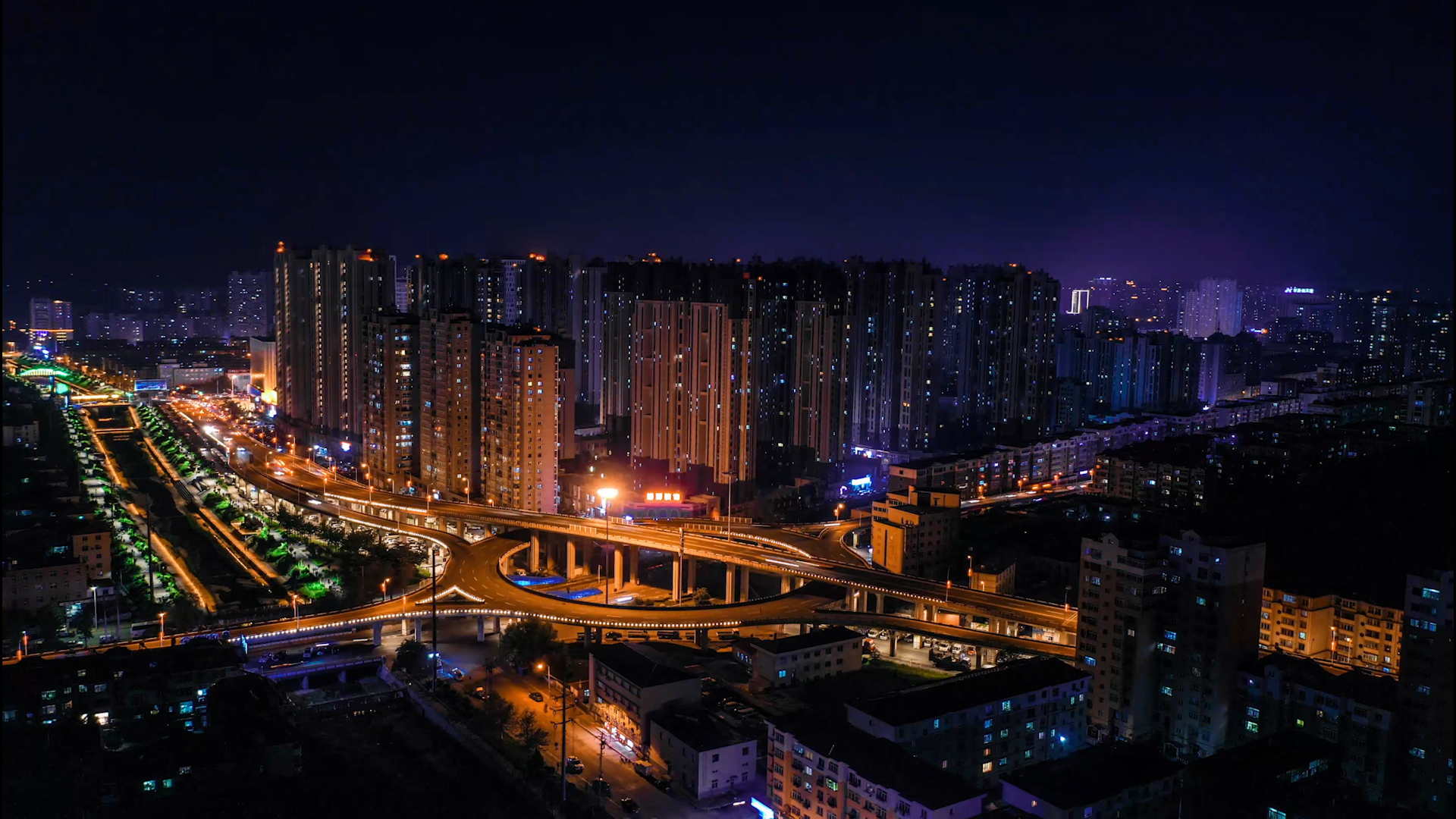 4K航拍延时辽宁丹东万达广场城市夜景实拍视频的预览图
